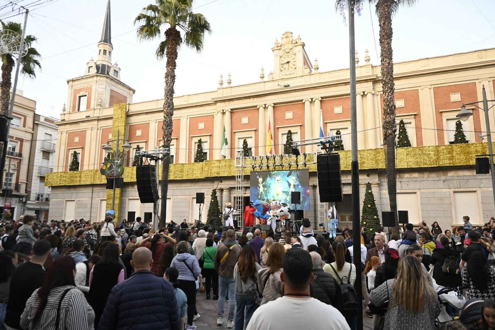 Imágenes de la nevada y alumbrado navideño en Huelva