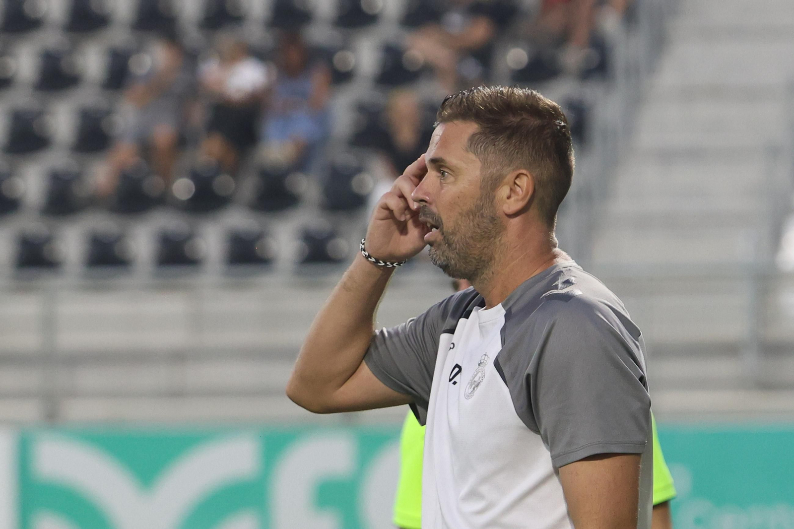 David Sánchez da instrucciones al equipo durante el partido contra la UD Torre del Mar.