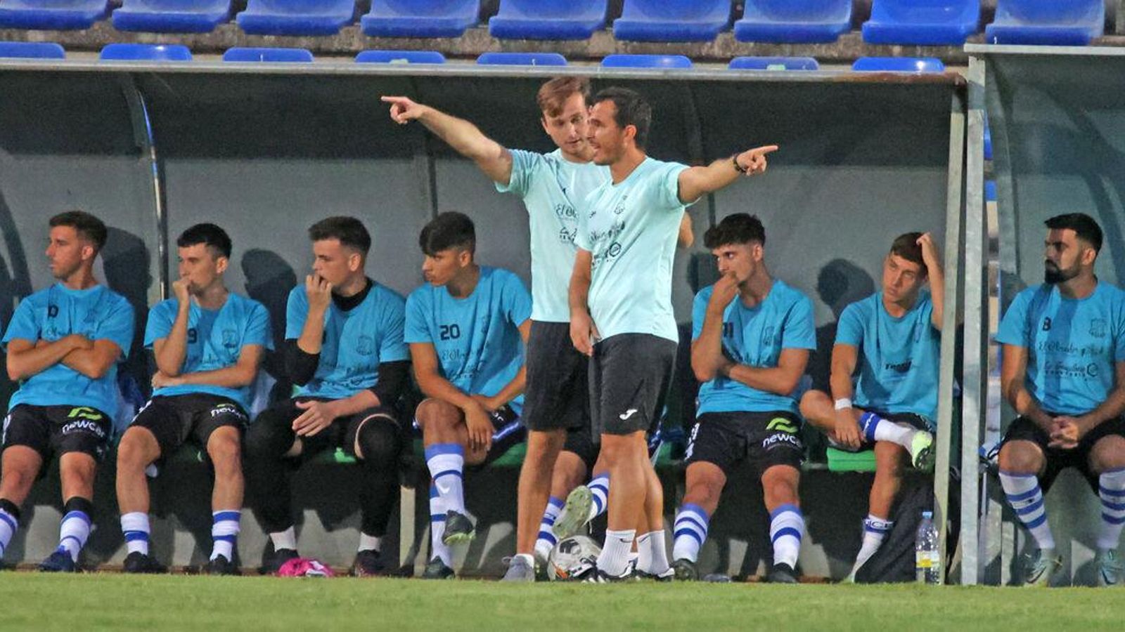 Bruno Herrero da instrucciones a sus jugadores en la banda del Pedro Garrido.