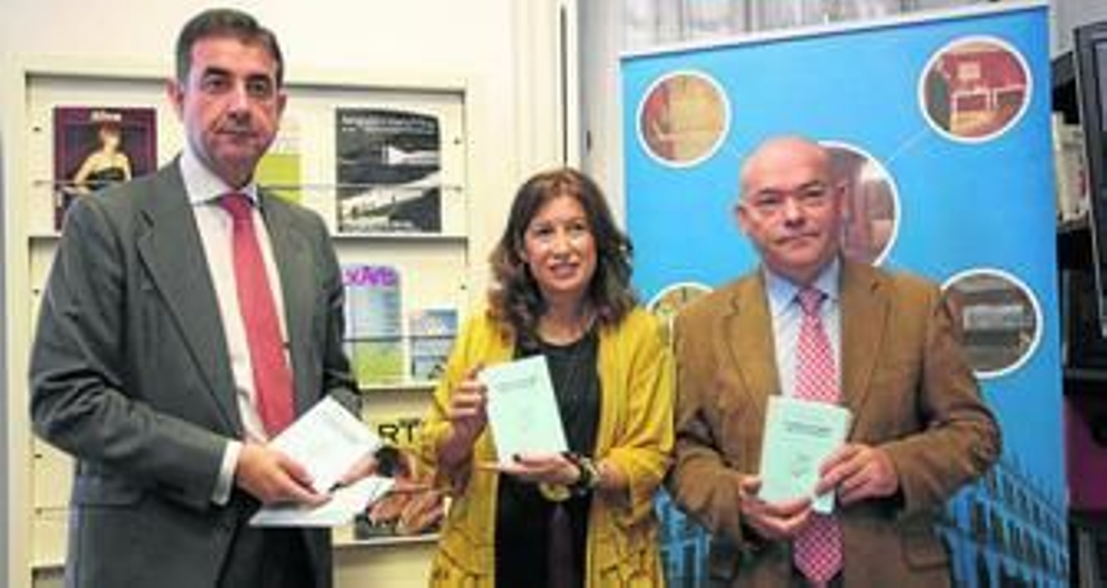 La concejala de Cultura, Gemma del Corral, en el centro de la fotografía durante la presentación de las publicaciones.