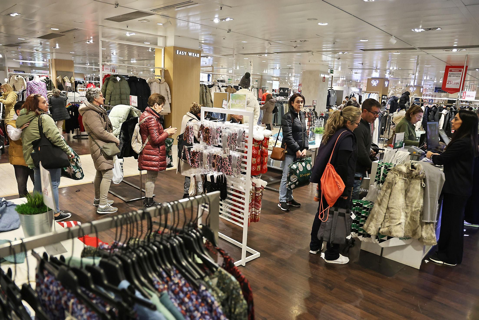 Imágenes del comienzo de las rebajas en Huelva