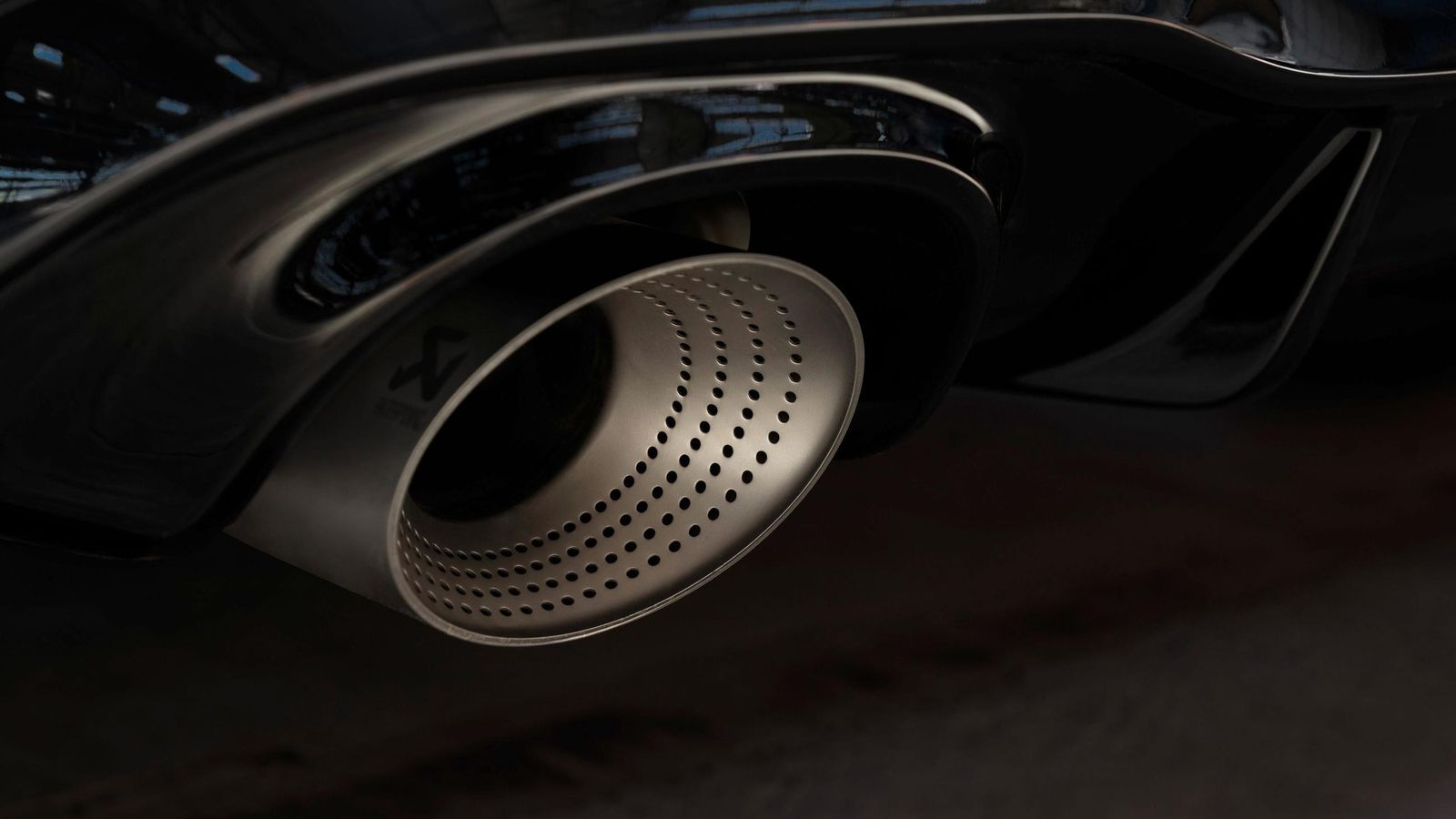 El escape Akrapovič es uno de los elementos que caracteriza al paquete opcional de esta GTI Edition 50. El escape Akrapovič es uno de los elementos que caracteriza al paquete opcional de esta GTI Edition 50.