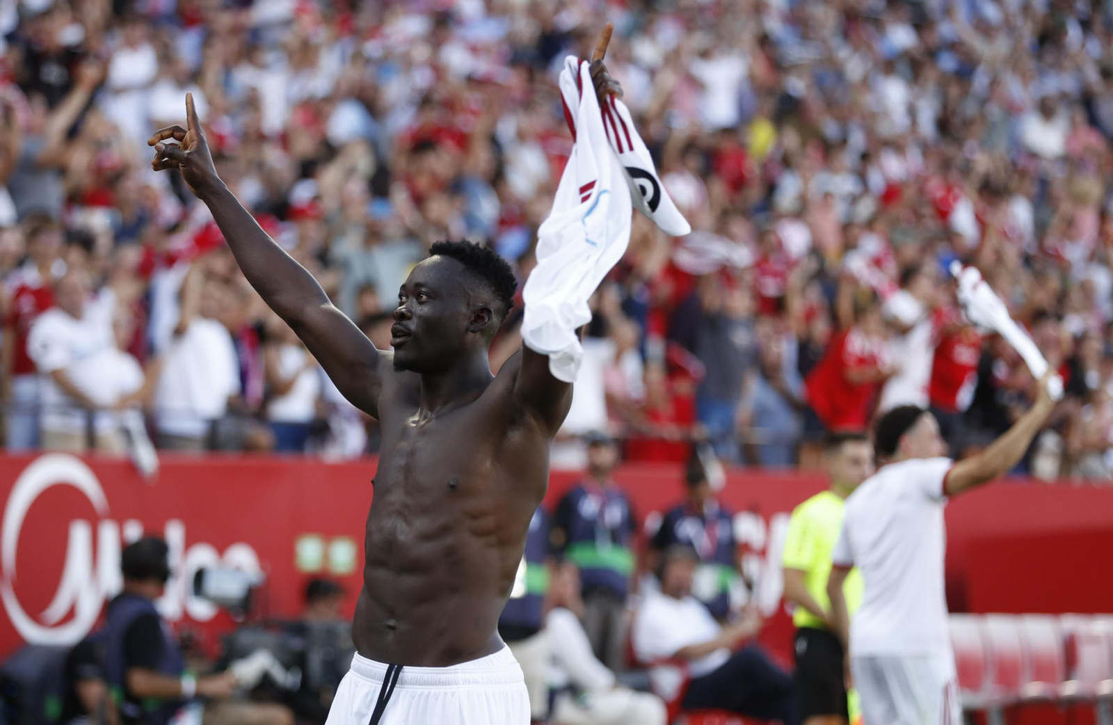 Akor Adams celebra en Gol Sur el cuarto gol del Sevilla.
