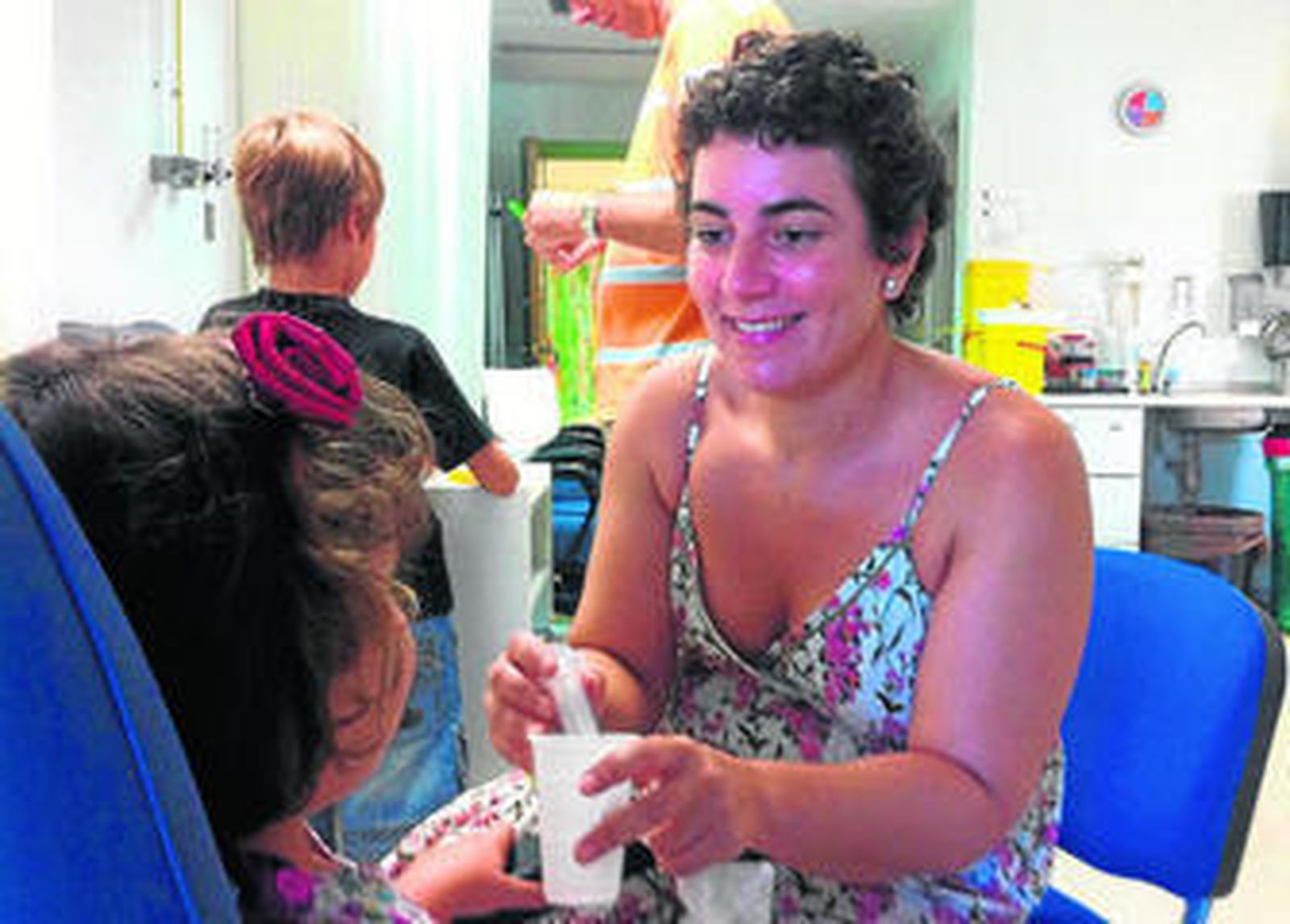 Una madre ayuda a su hija en una prueba de intolerancia alimentaria.