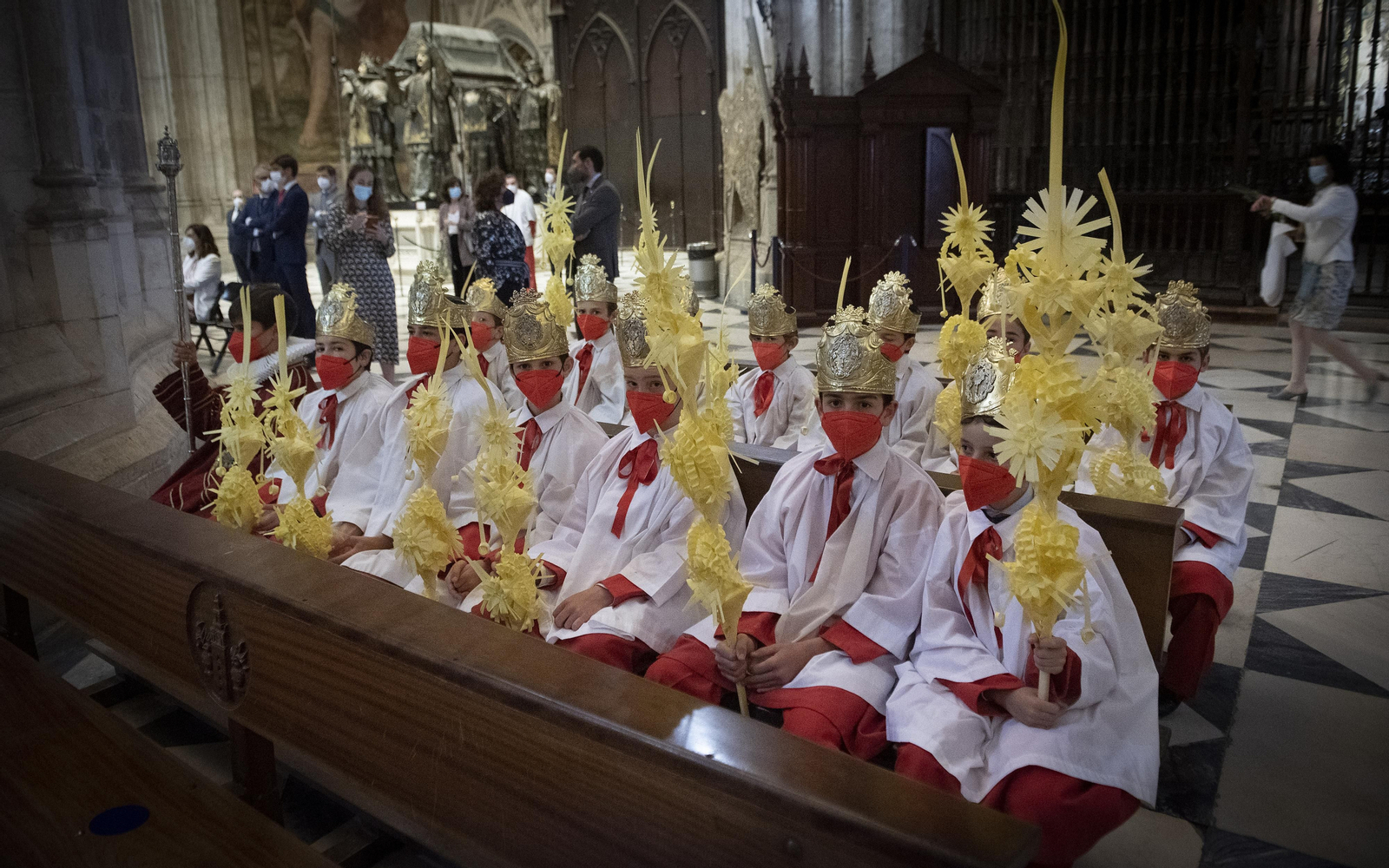 La procesión de palmas del Cabildo Catedral abre el Domingo de Ramos en Sevilla