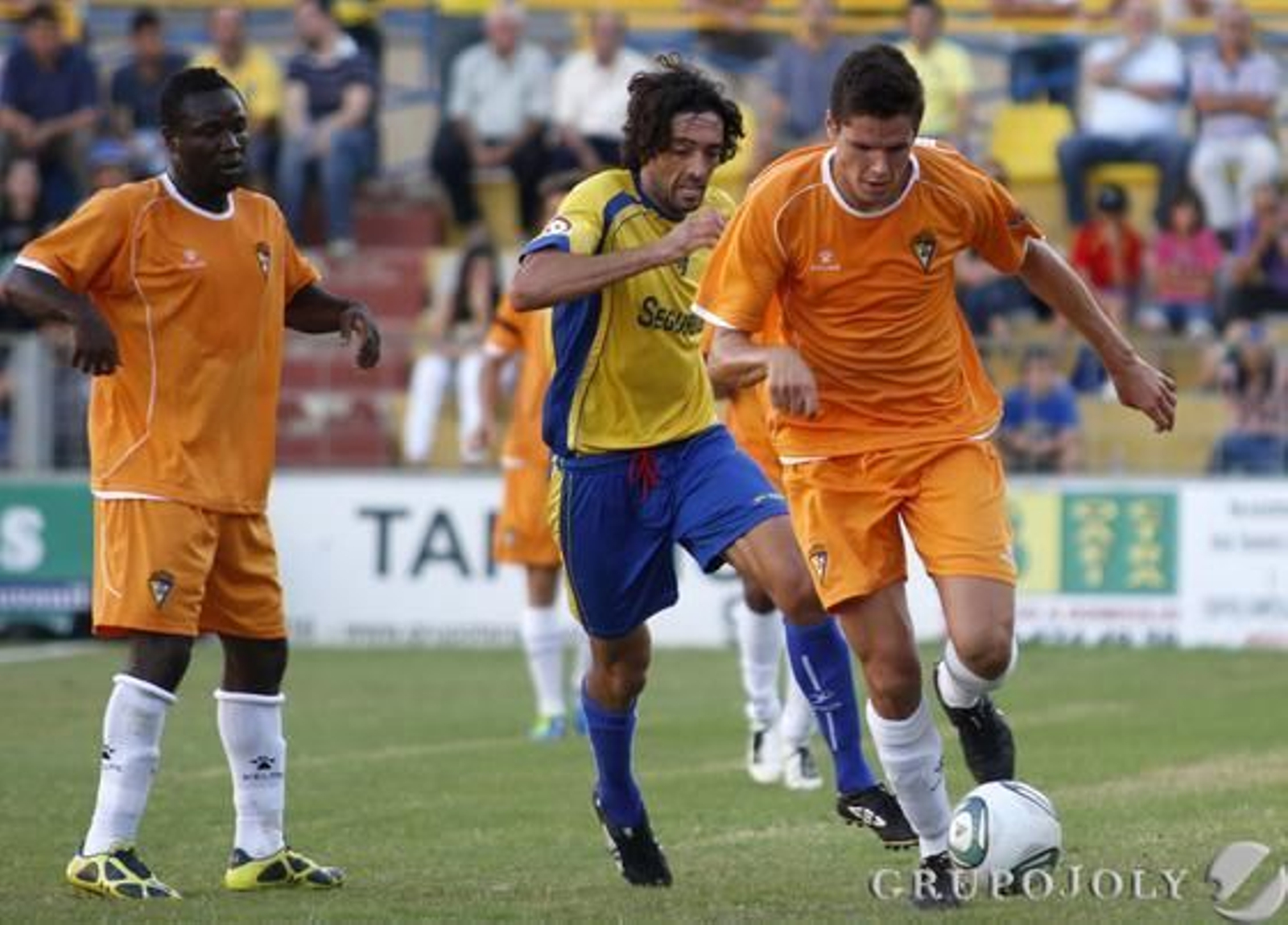 La zaga local no puede parar a Yuste, muy activo también. 

Foto: LOF