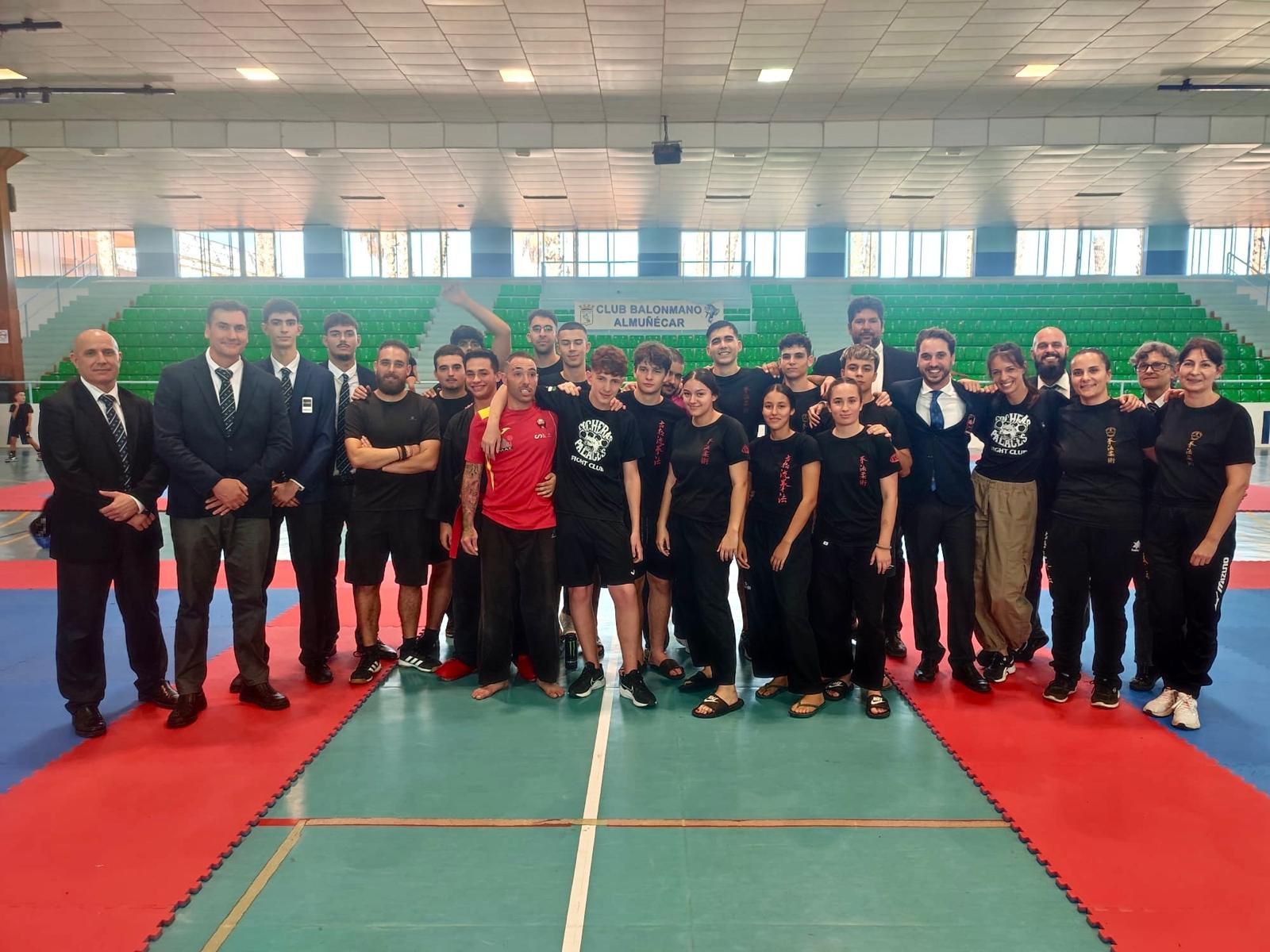 Foto de familia de los sexitanos participantes en la prueba