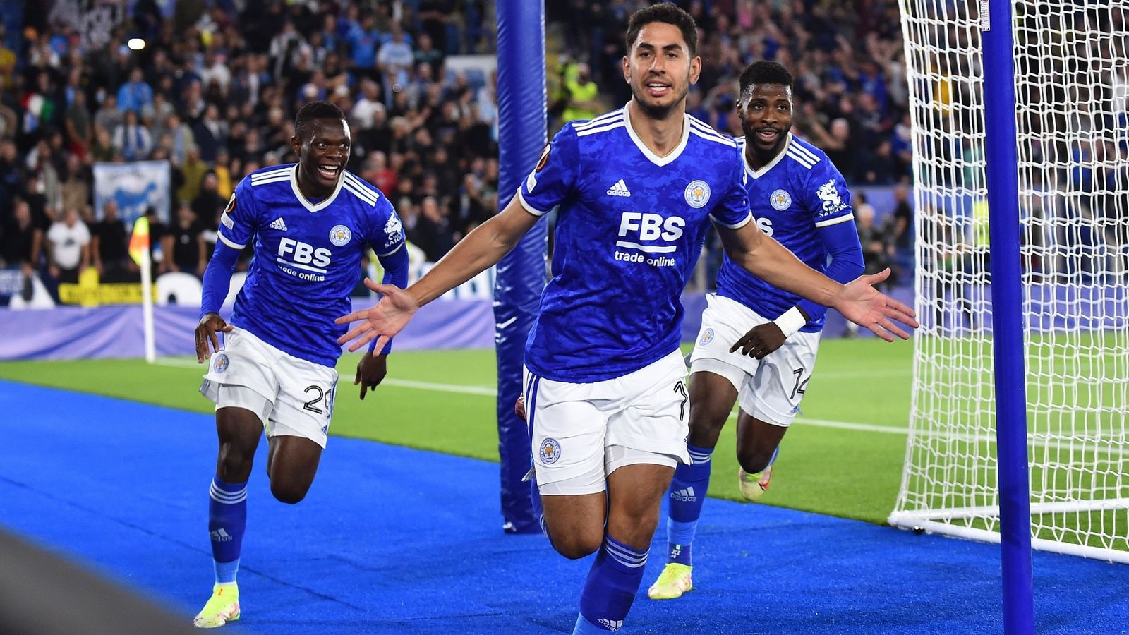 Ayoze celebra un gol con el Leicester.