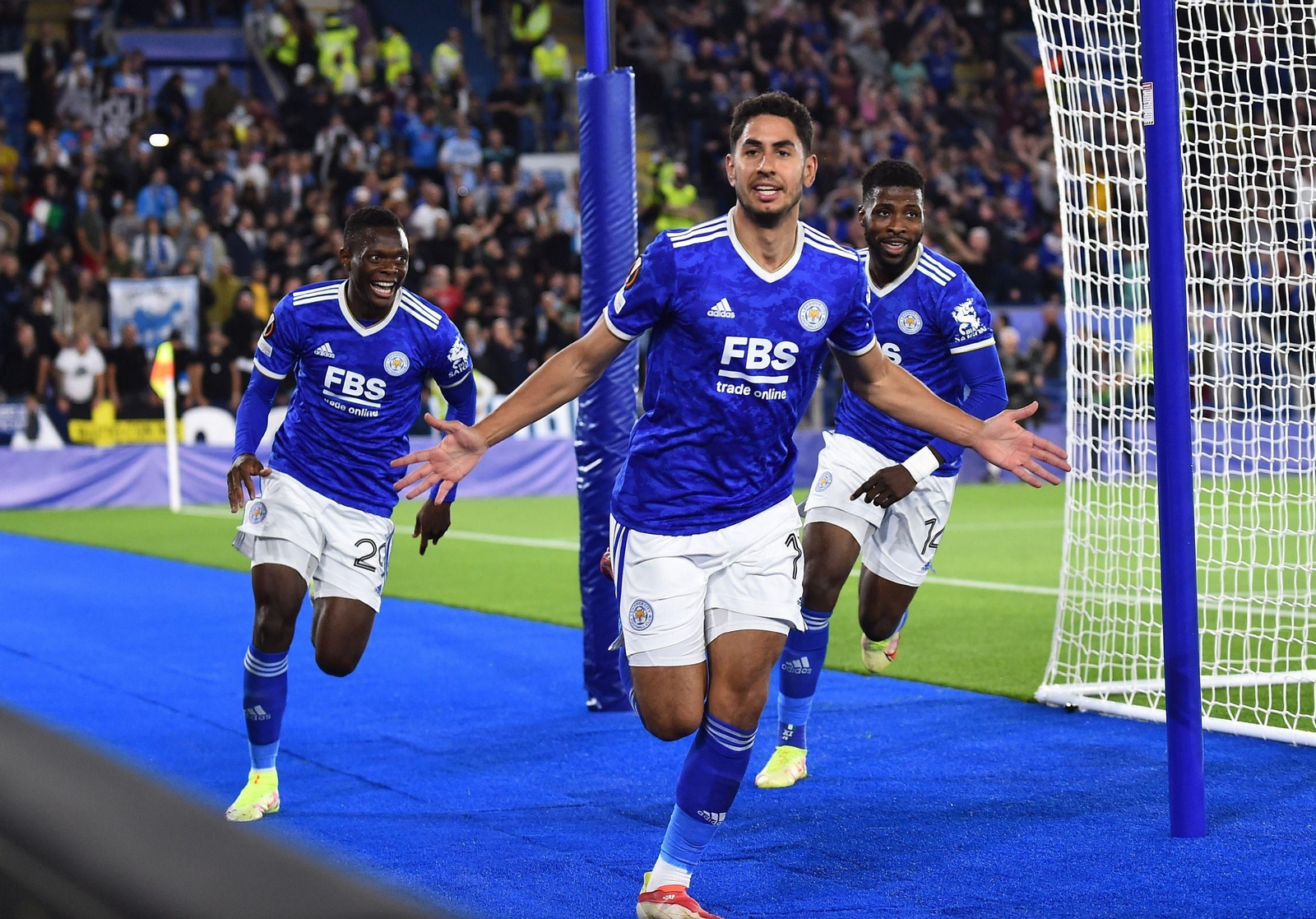 Ayoze celebra un gol con el Leicester.