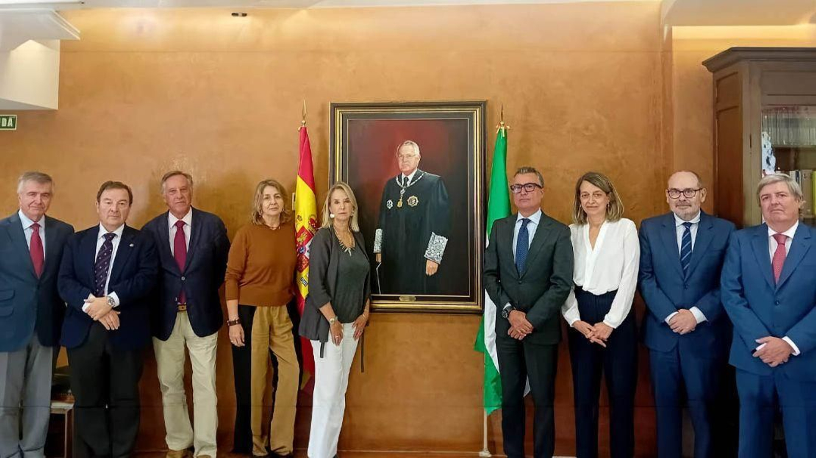 Los ocho fiscales y la Fiscal Superior, Ana Tárrago, posan junto al retrato de Luis Portero.