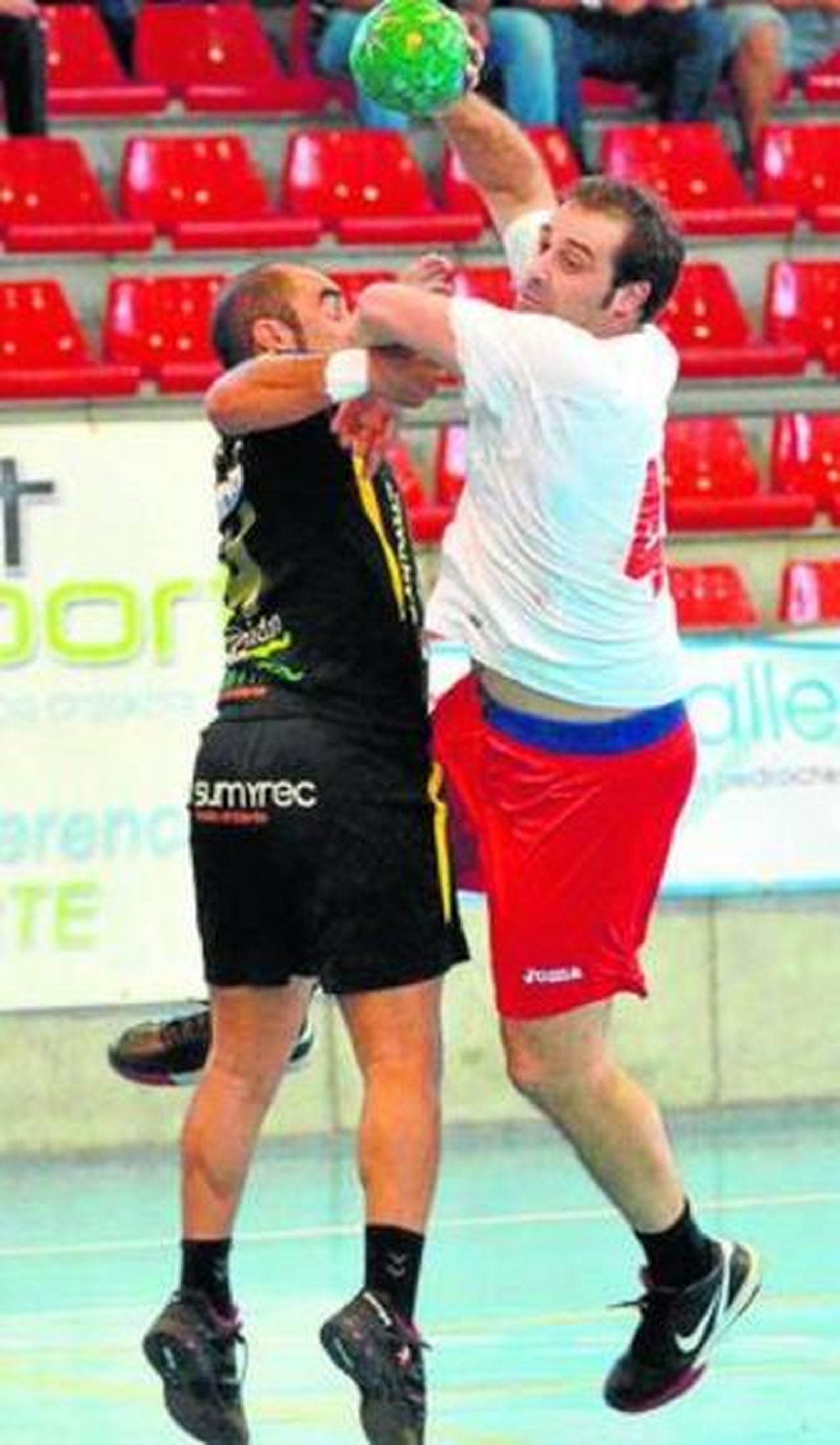 Santi González es frenado por un rival.