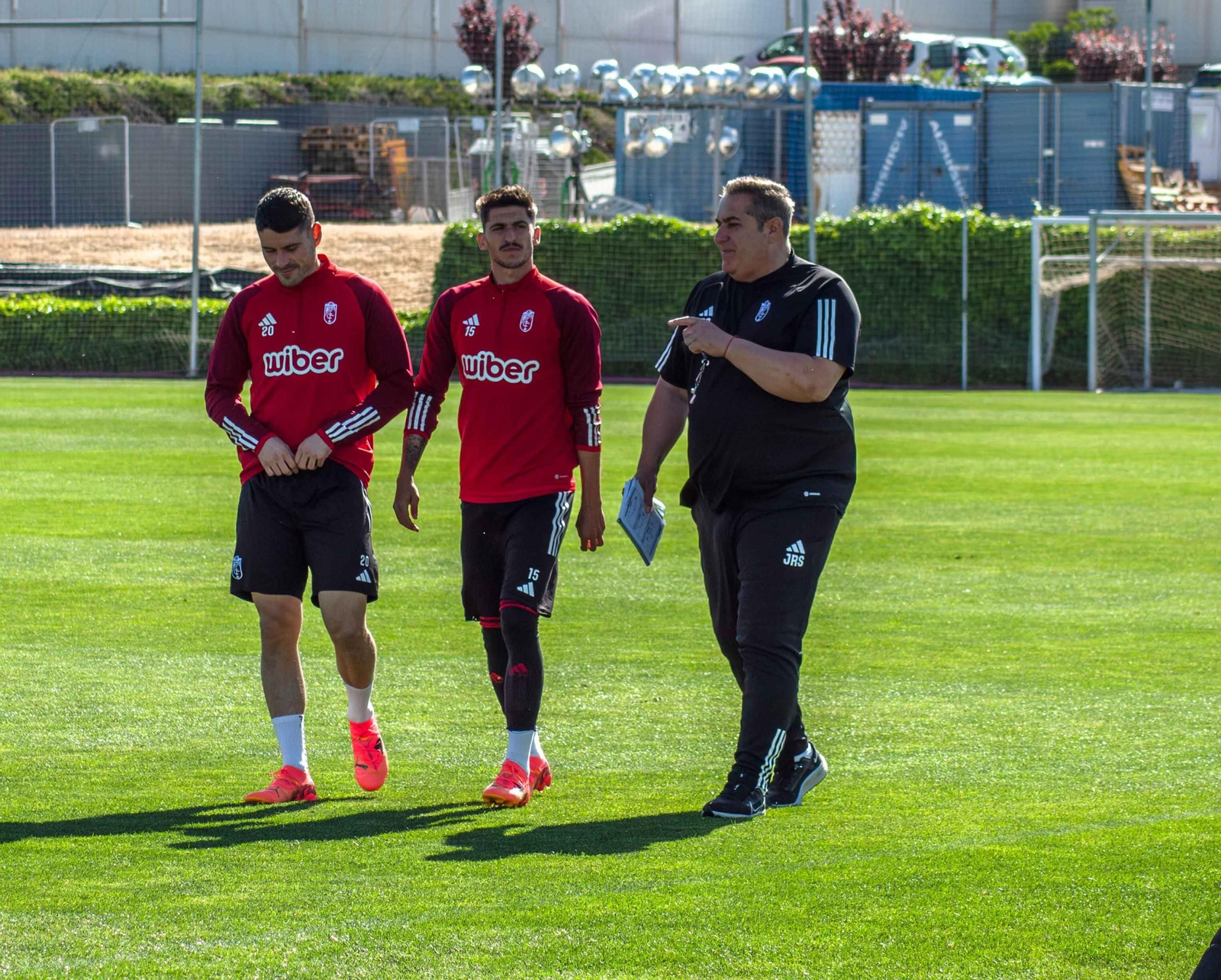 Sandoval habla en un entreno con Carlos Neva y con Sergio Ruiz