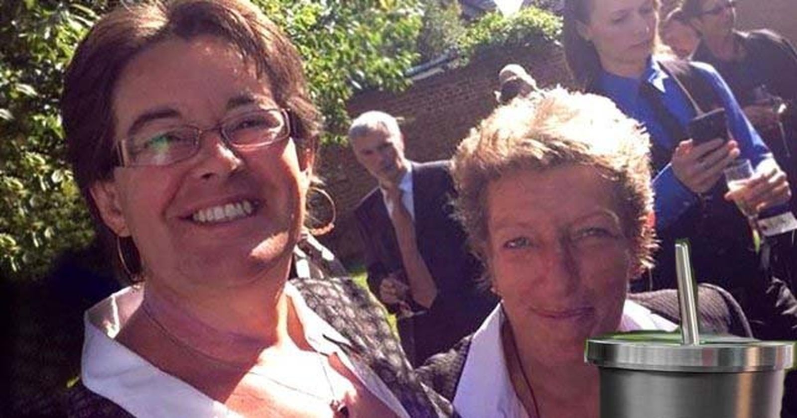 La mujer fallecida, a la derecha, y su esposa, a la izquierda