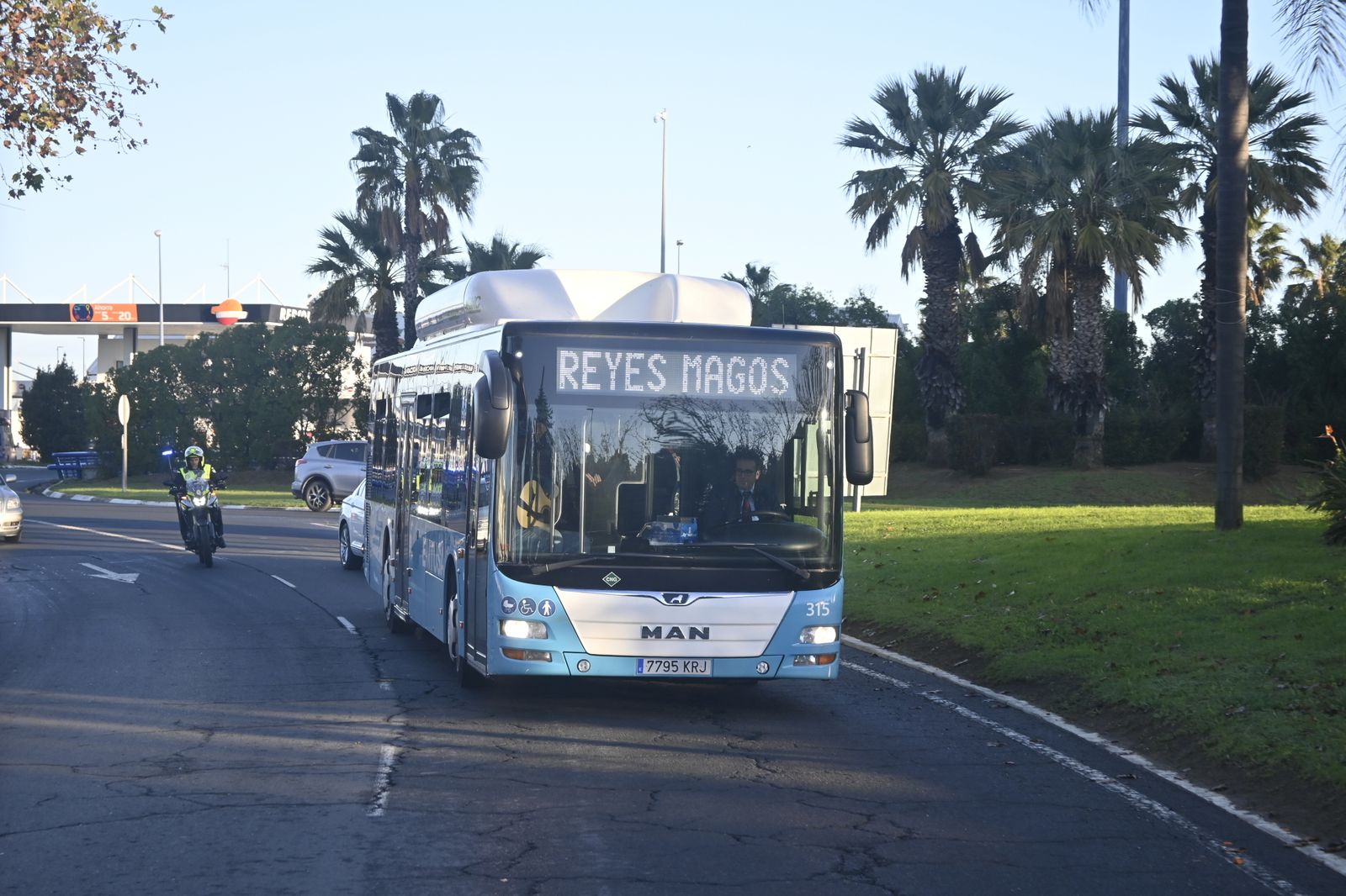 Visita de los Reyes Magos a los ancianos de los asilos de Huelva, en imágenes
