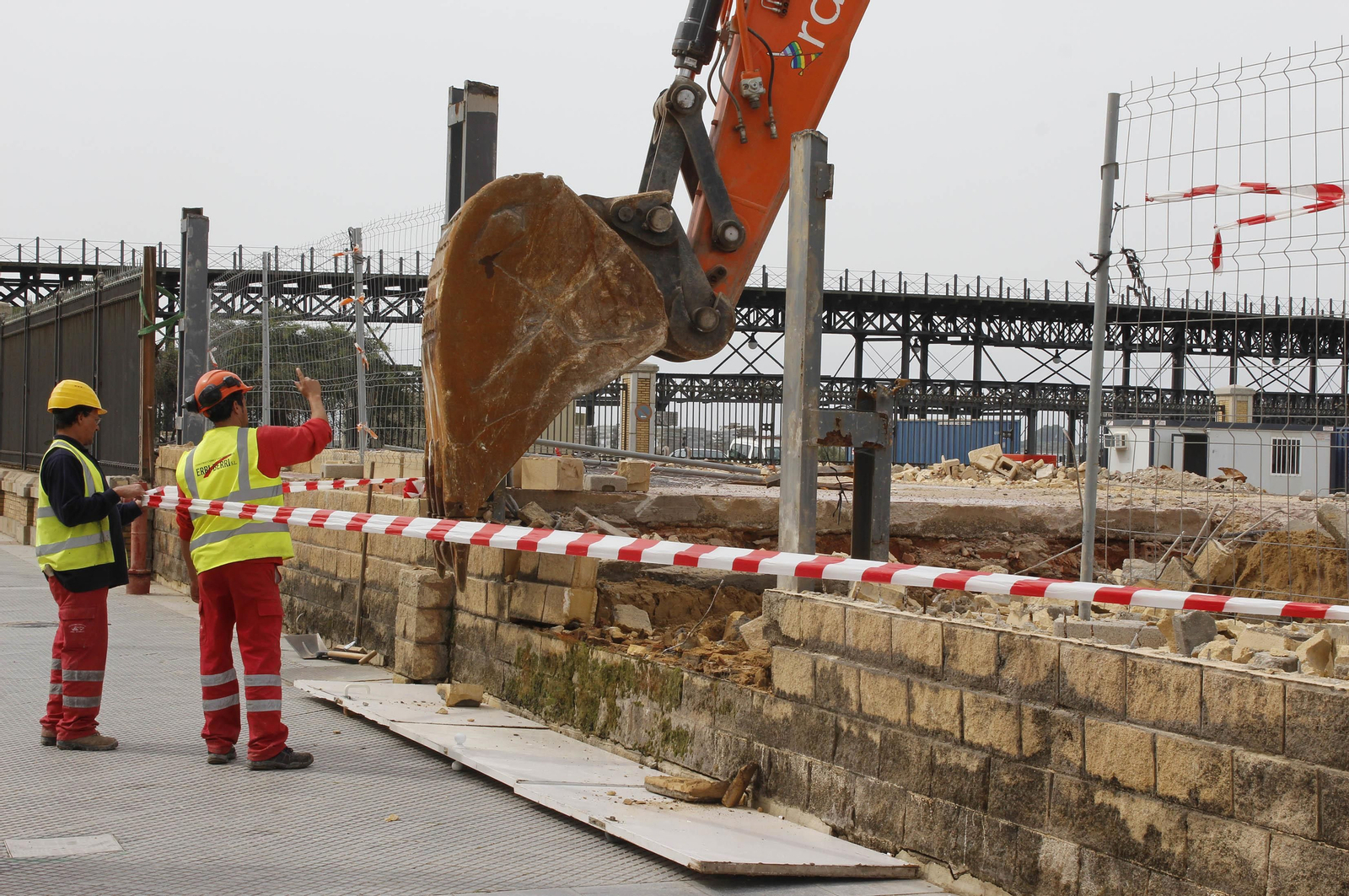 Las imágenes de la demolición de la nave de Crustamar