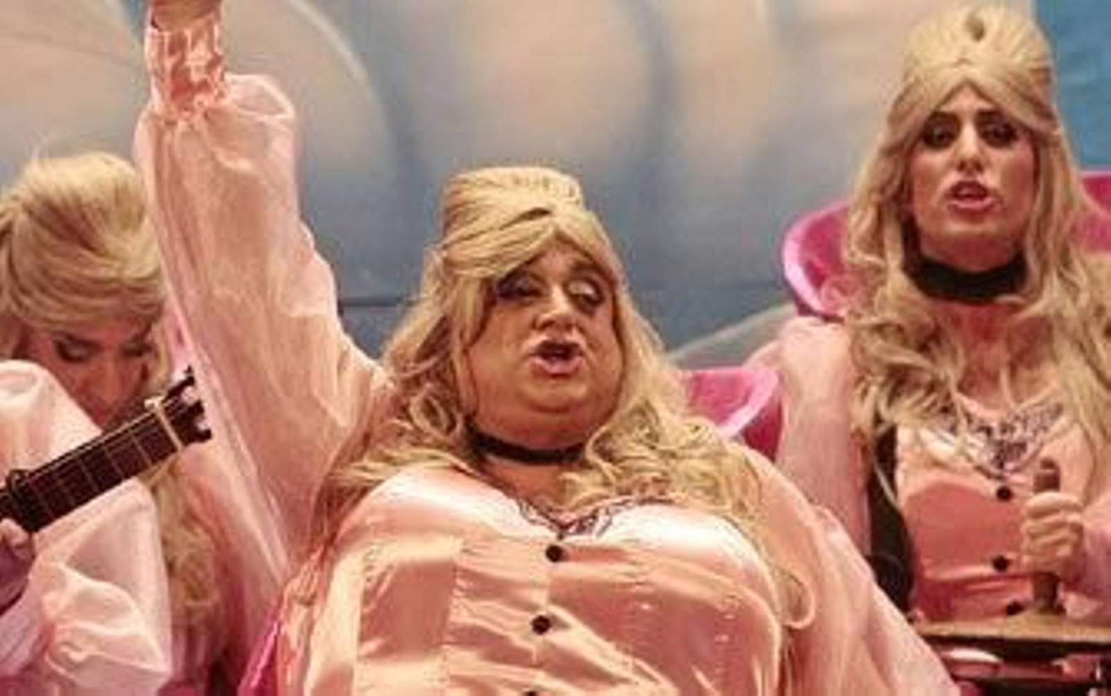 El Canijo, puño en alto en su chirigota 'Las divinas de la muerte'./Fito Carreto