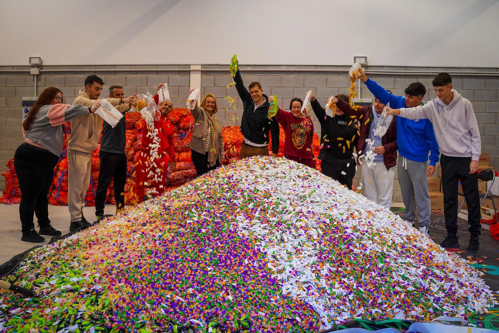 Preparando los caramelos para meterlos en los sacos