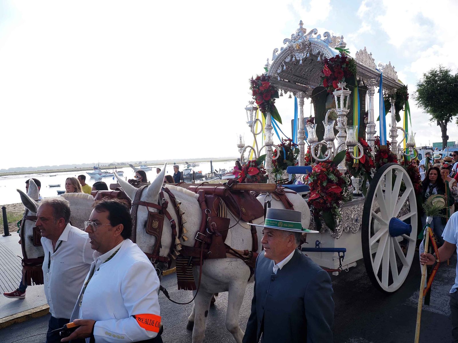 Salida de la Hermandad de Punta Umbría hacia El Rocío.