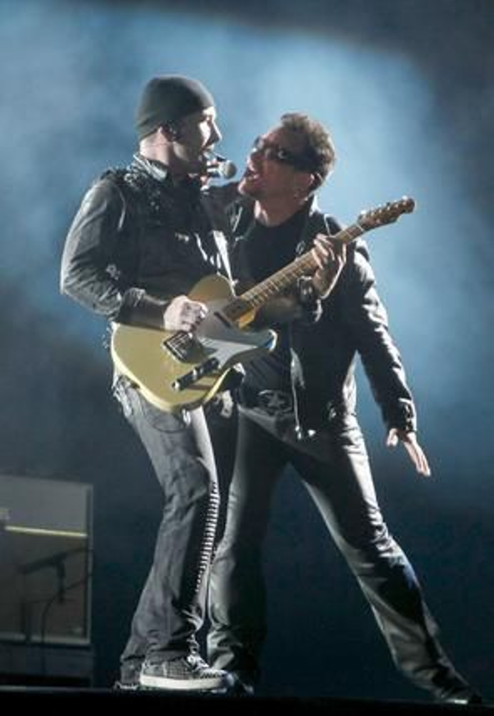 La banda irlandesa U2 convence a sus seguidores en San Sebastián. / EFE, AFP, Reuters