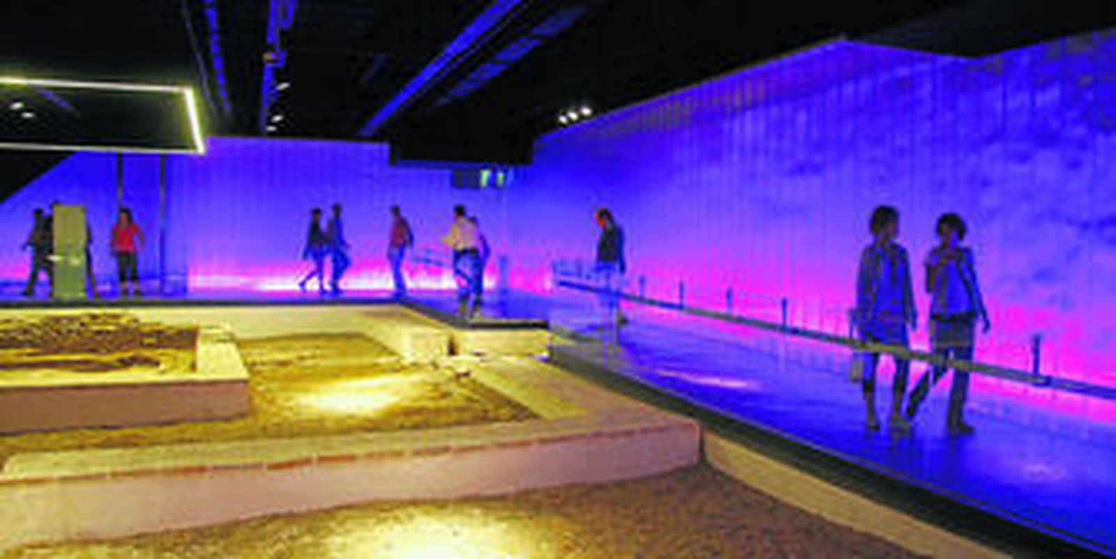 Visitantes del Antiquarium ubicado en el subsuelo del Metropol Parasol, en la Plaza de la Encarnación.