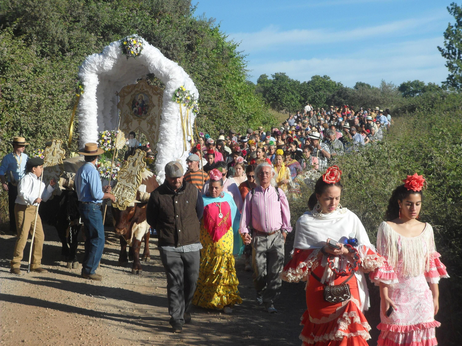 La numerosa comitiva durante el camino desde la localidad a la ermita.