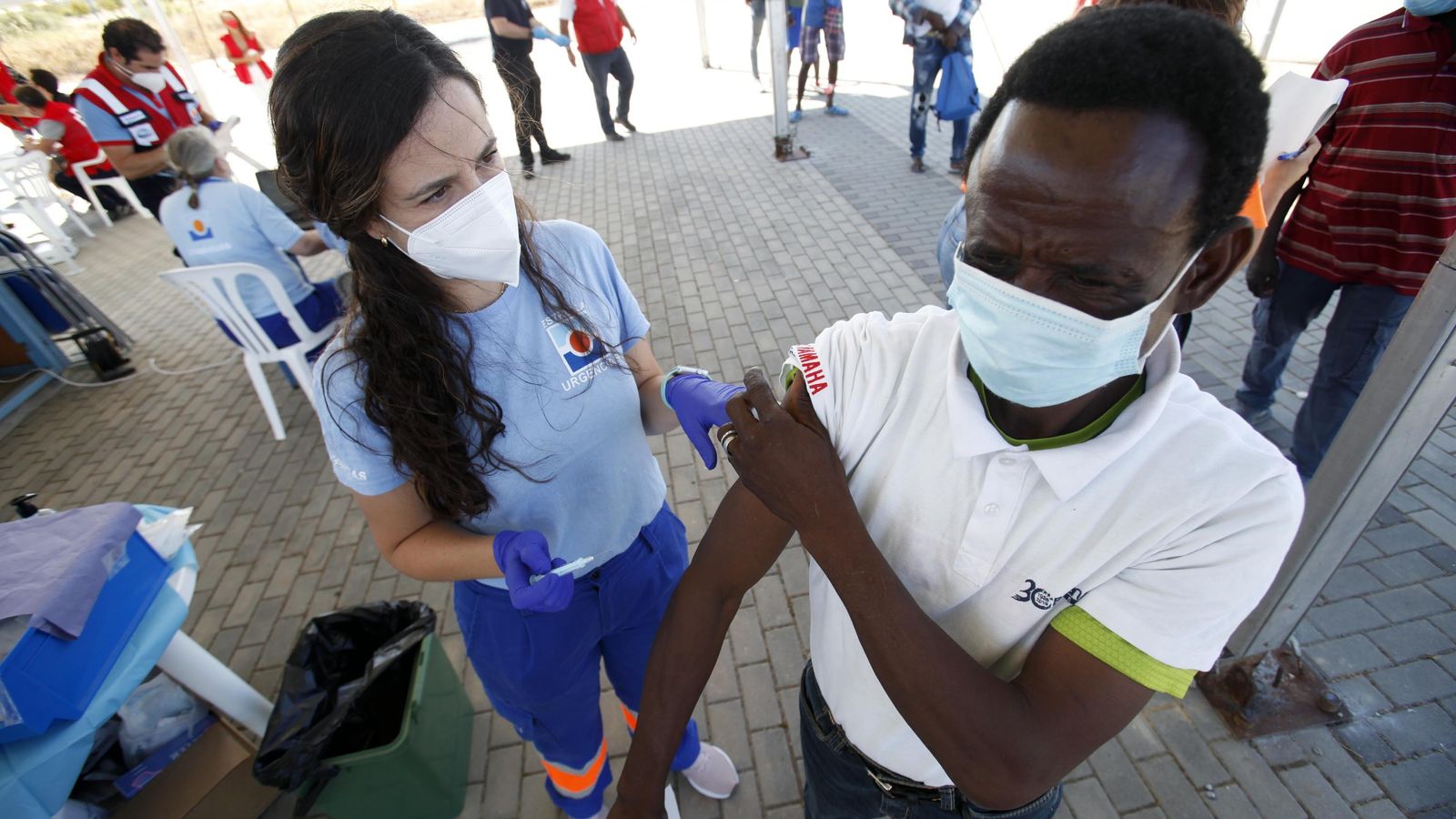 Cruz Roja colabora en la vacunación del colectivo de residentes en asentamientos de inmigrantes