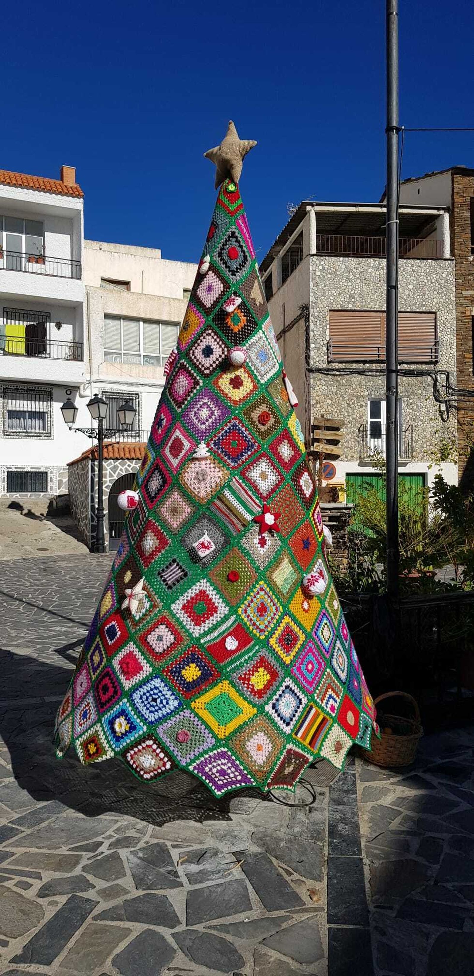 El árbol de Navidad de croché que preside la plaza del pueblo.