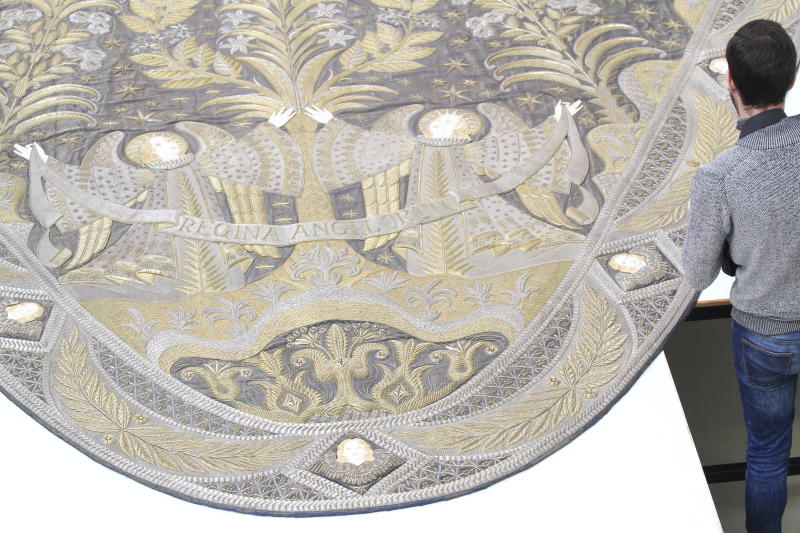 El manto de la Virgen de los Ángeles ya restaurado, en imágenes