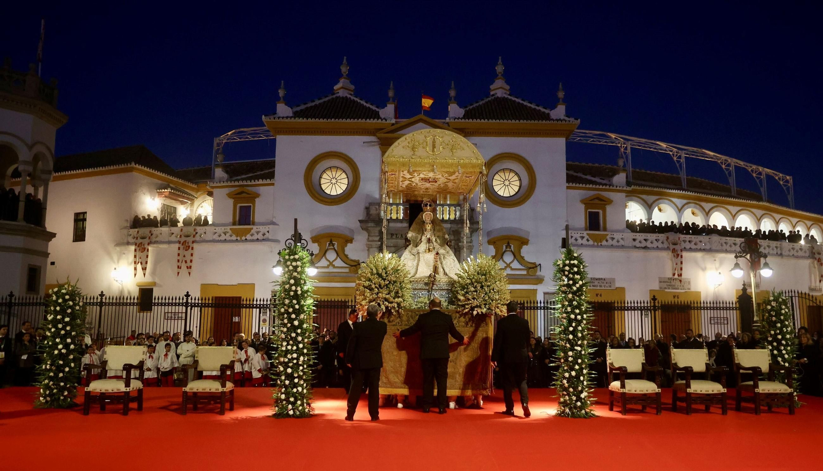 La Virgen de los Reyes llegando a la tribuna del Paso de Colón para presidir la procesión