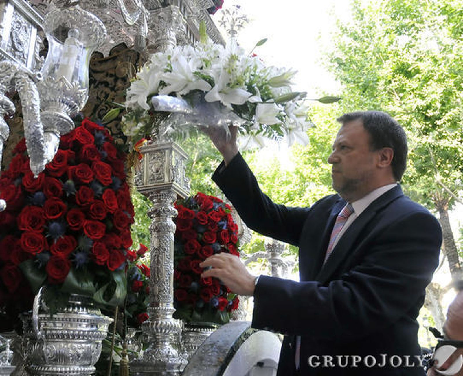 El alcalde en funciones, Alfredo Sánchez Monteseirín, entrega un ramo de flores al simpecado.

Foto: Juan Carlos Vázquez