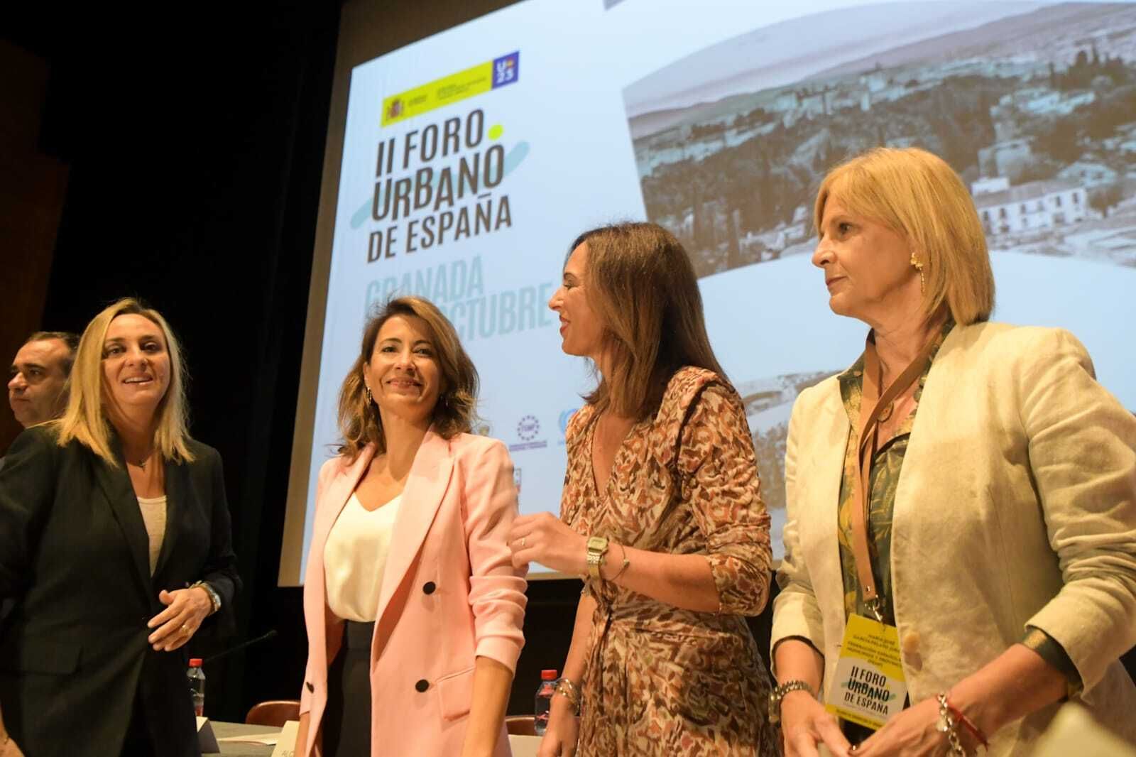 La ministra de Transportes, en la mesa inaugural del foro.