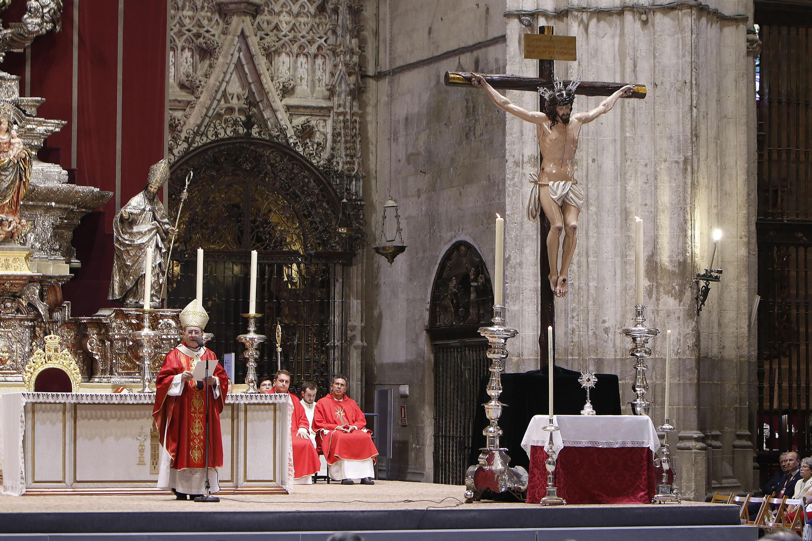 Asenjo bendice el nuevo Cristo de la Vera Cruz para Montequinto