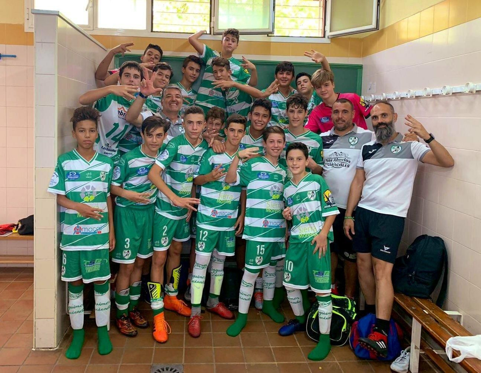 El Juanín y Diego celebra su triunfo al término del partido.