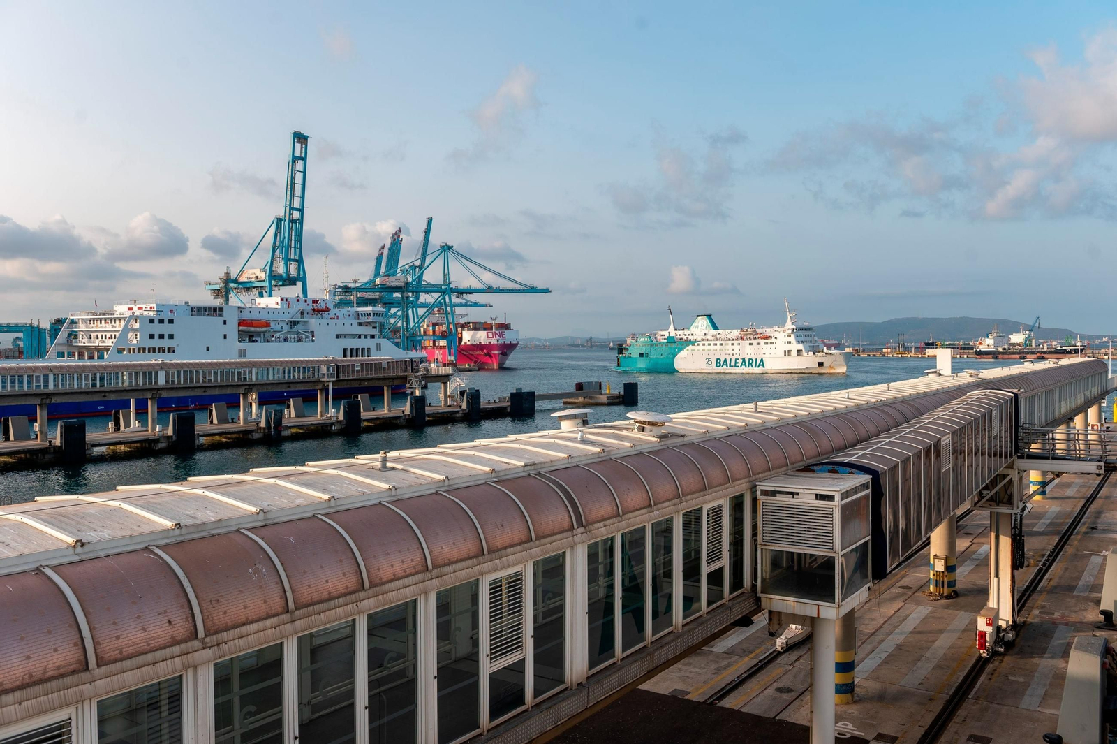 Un buque de Balearia, visto desde las pasarelas de la Estación Marítima de Algeciras.