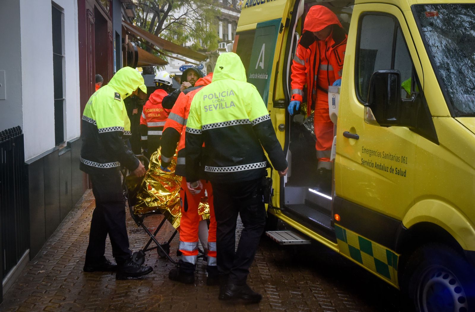 Heridos varios niños en la caída de una carpa en la Alameda