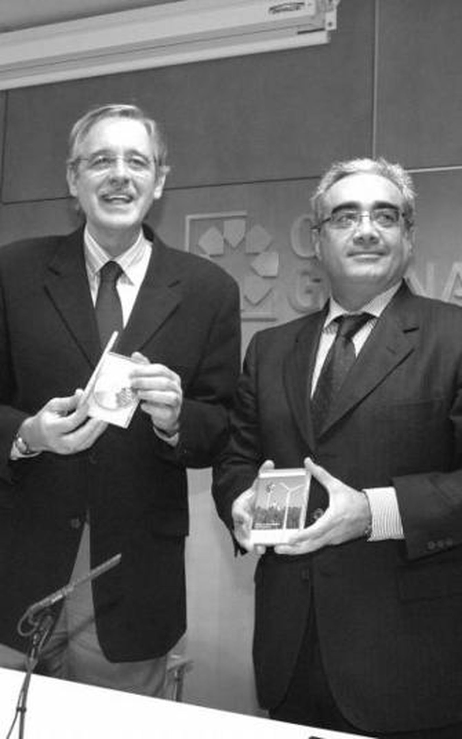 El presidente de CajaGranada, junto al director general adjunto.