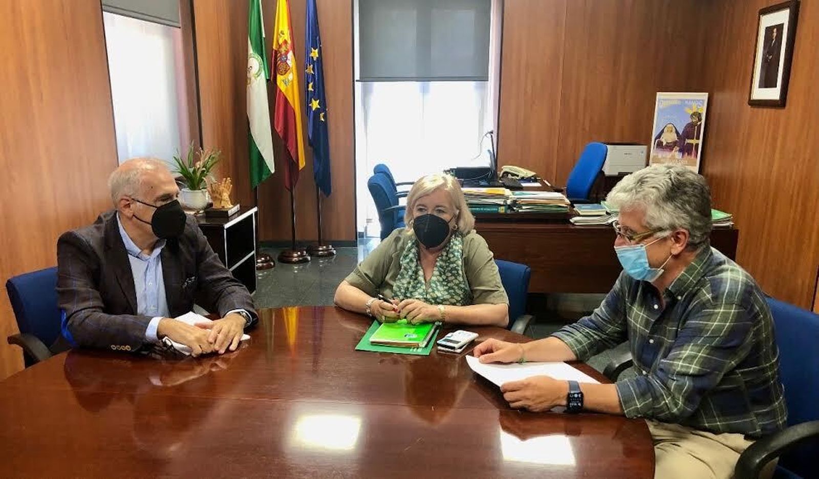 El presidente del Colegio de Veterinarios Fidel Astudillo, el vicepresidente, José Luis Carrillo y la delegada territorial, Manuela Caro