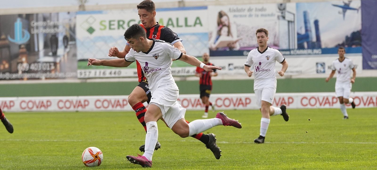 Fran Gómez intenta marcharse de la presión de un jugador del Cartaya.