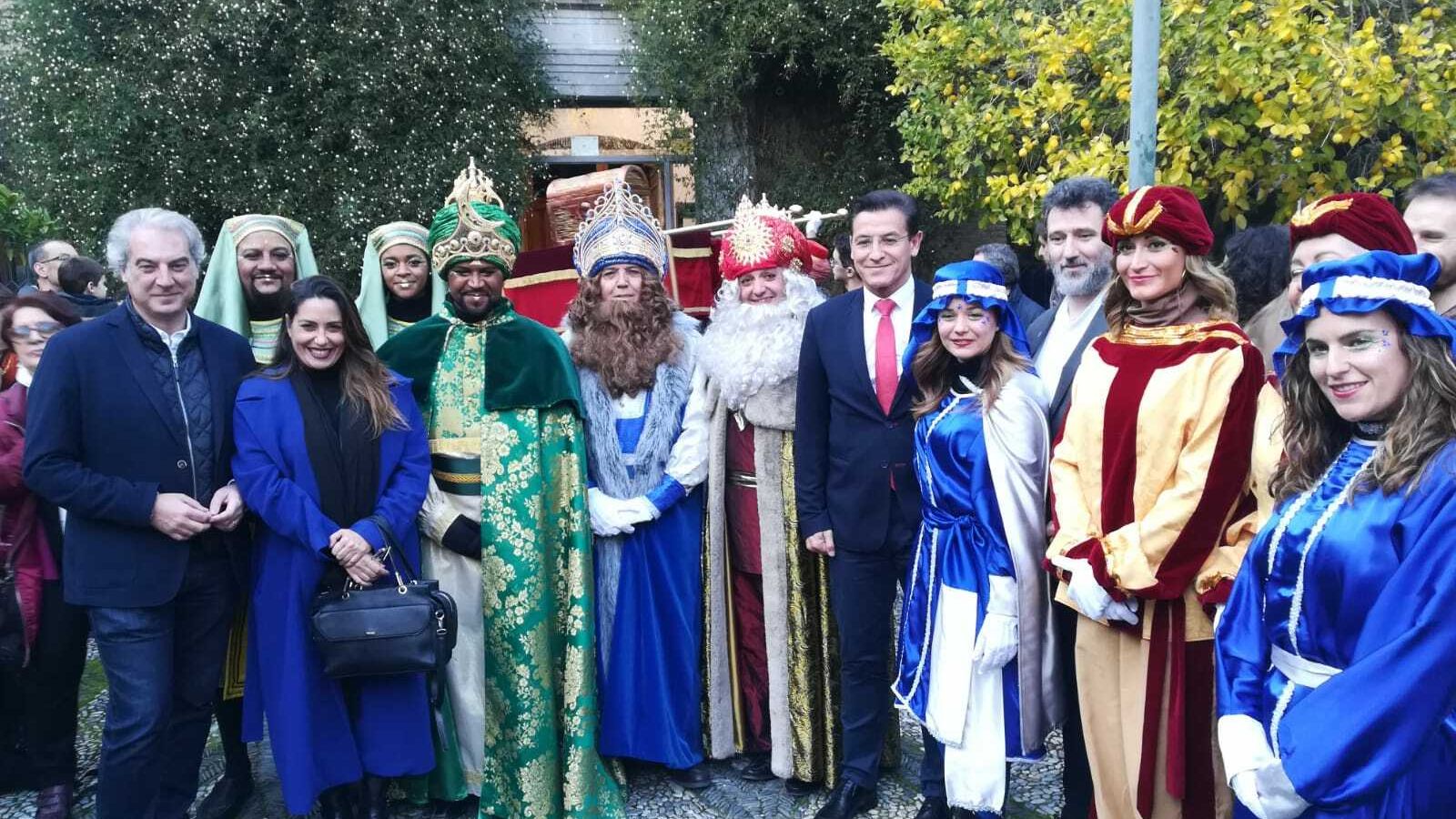 Los Reyes Magos, antes de comenzar la Cabalgata.