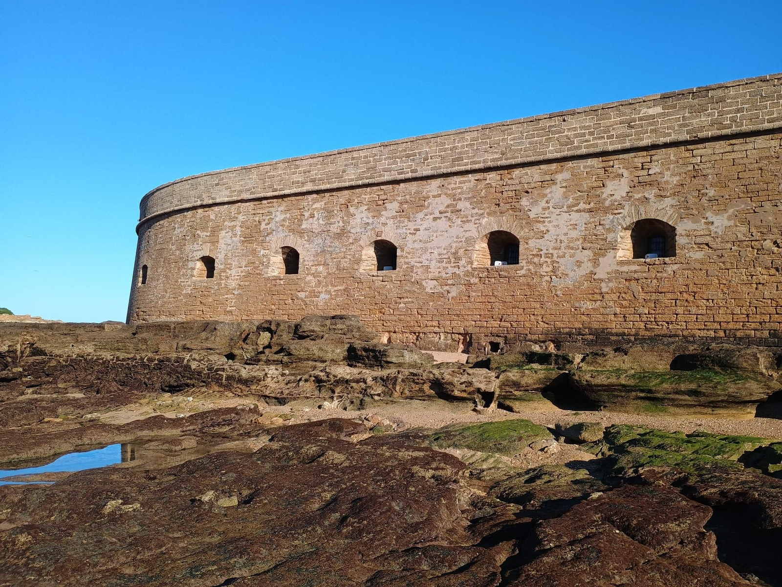 Las impresionantes imágenes de las mareas vivas en la Caleta de Cádiz
