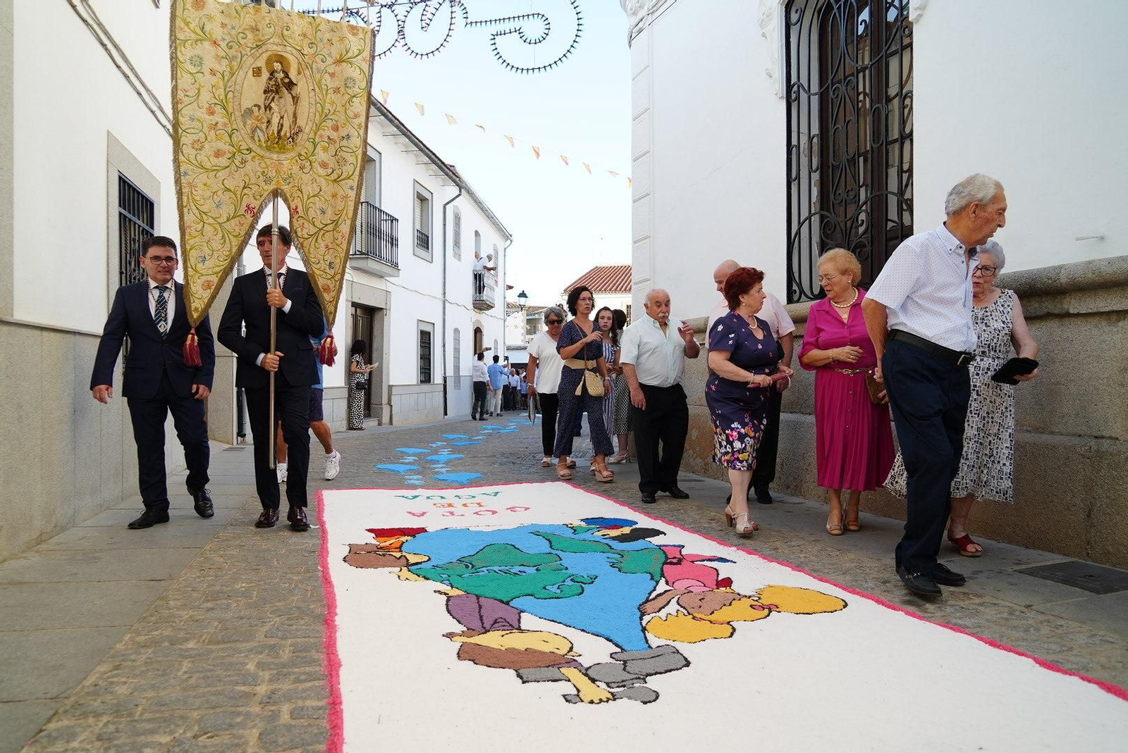 La procesión de San Roque en Dos Torres sobre las alfombras de sal, en imágenes