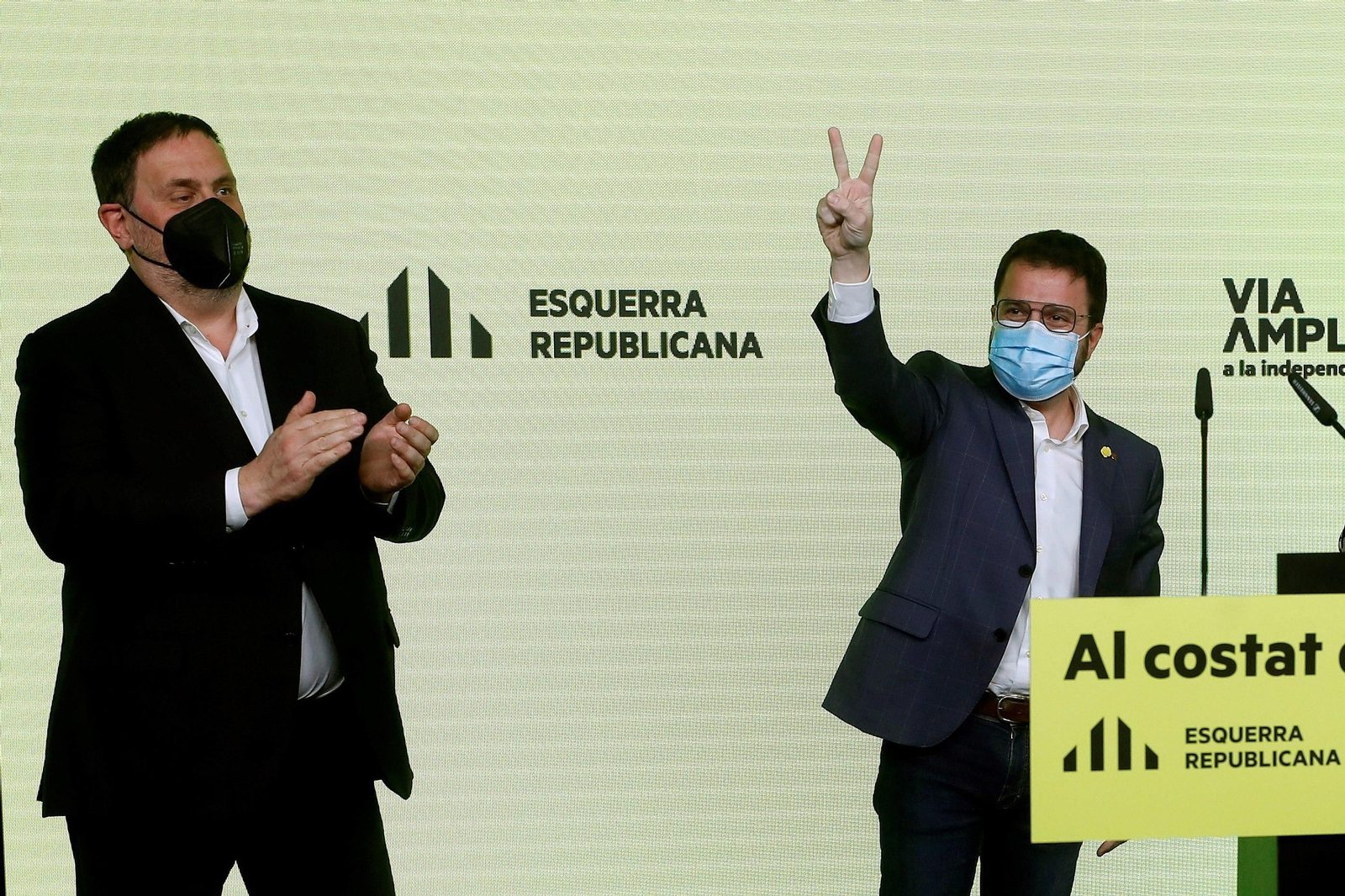 El candidato de ERC a la presidencia de la Generalitat, Pere Aragonès (dcha), acompañado por el presidente del partido, Oriol Junqueras, valorando los resultados del 14-F. El candidato de ERC a la presidencia de la Generalitat, Pere Aragonès (dcha), acompañado por el presidente del partido, Oriol Junqueras, valorando los resultados del 14-F.