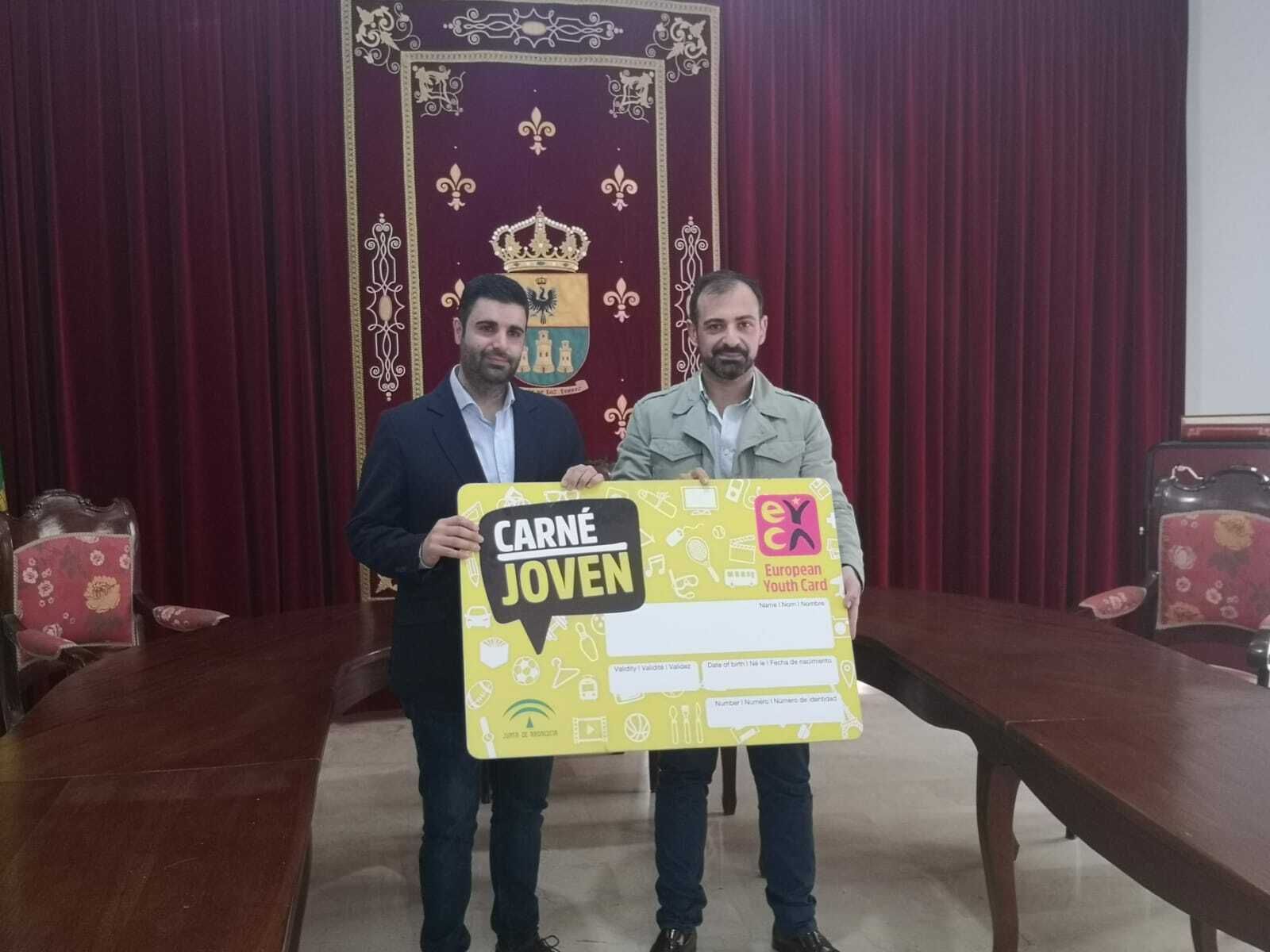 Salvador García entrega a Félix Romero el distintivo del IAJ.