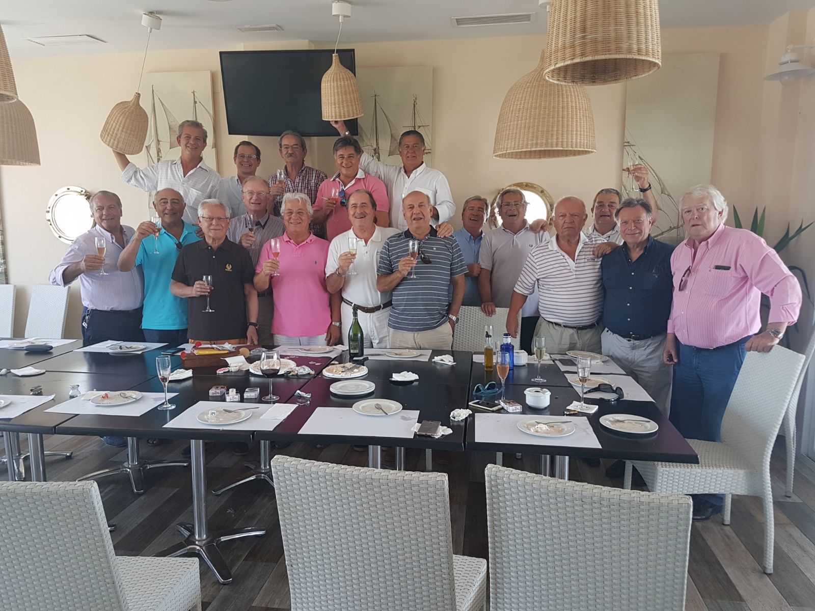 El homenajeado Antonio Sainz con Ernesto Martínez, Jacinto Sainz, Pedro Aguilera y su hijo Perico, Ricardo Sexto, Juan Manuel Moreno, Serafín Muñoz, Pepe Vázquez, Pedro Barberá, Pepe Garzón, Pepe Bote, José Gurrea, Mome Sainz, Joaquín Anglada, Manuel González Macías y Juan Lamet.