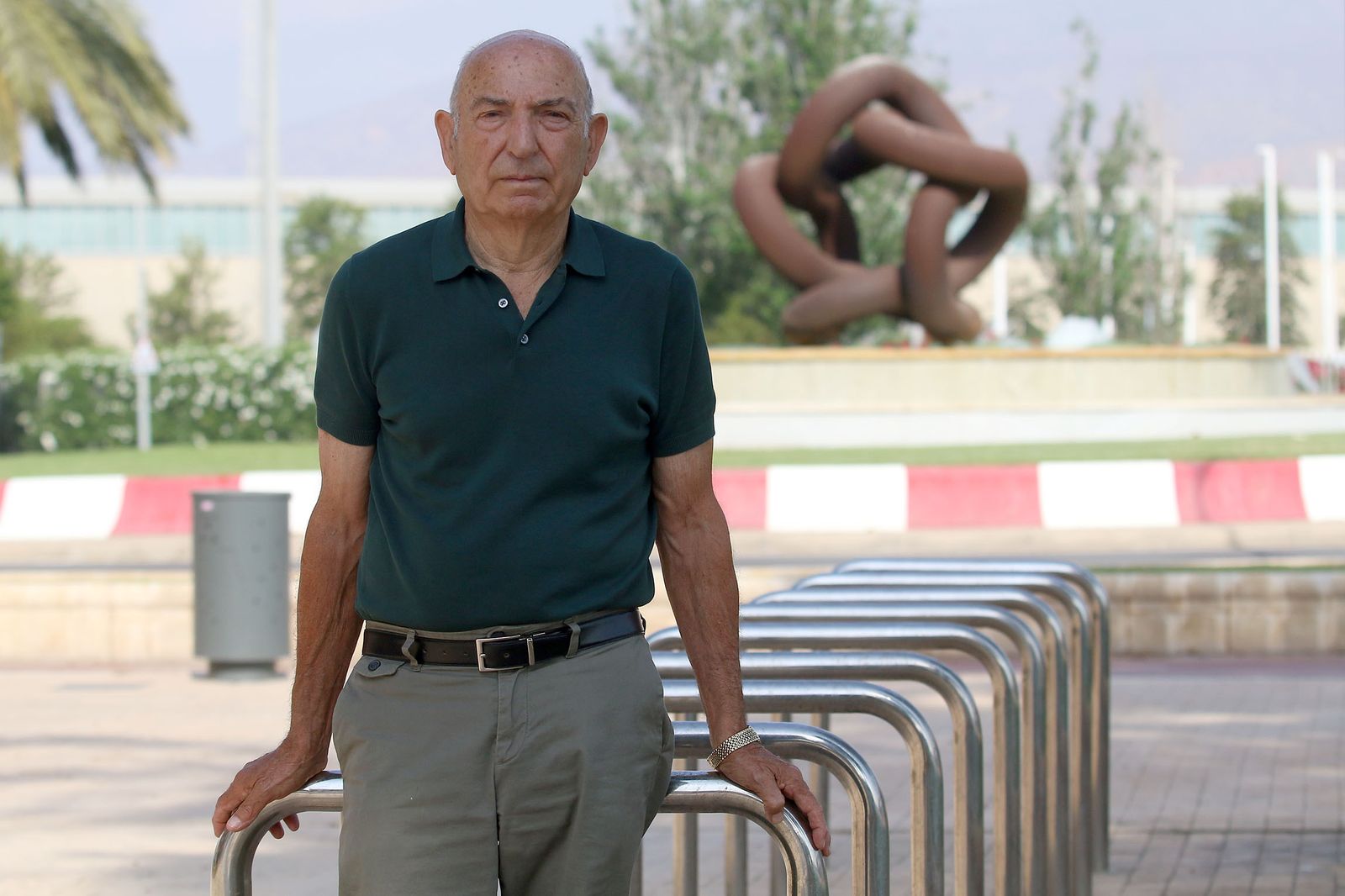 Luis Guillén posa para Diario de Almería junto al Estadio Mediterráneo