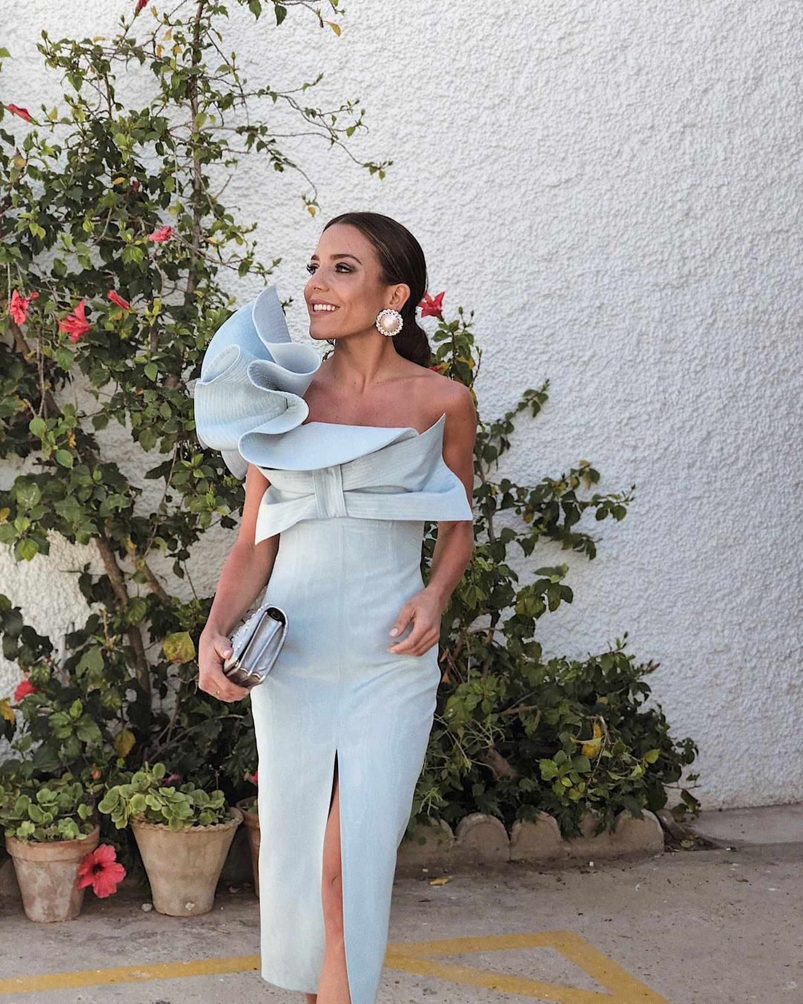 Desde @mypeeptoes Paula Ordovás nos muestra este espectacular vestido creado por @fernandoclarocouture que combina con joyas y clutch de @miumiu Desde @mypeeptoes Paula Ordovás nos muestra este espectacular vestido creado por @fernandoclarocouture que combina con joyas y clutch de @miumiu