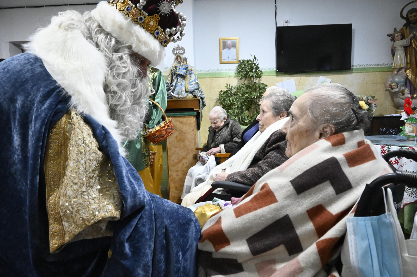 Visita de los Reyes Magos a los ancianos de los asilos de Huelva, en imágenes