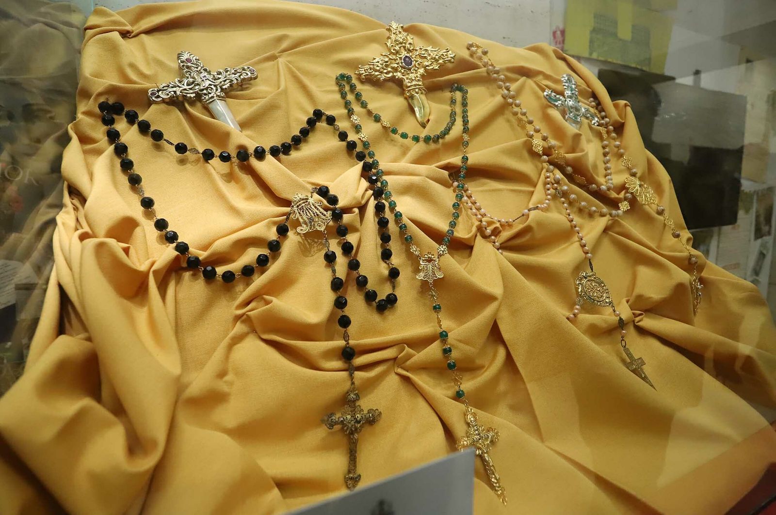 Imágenes de la exposición de la Hdad de las Tres Caídas en la Casa Colón