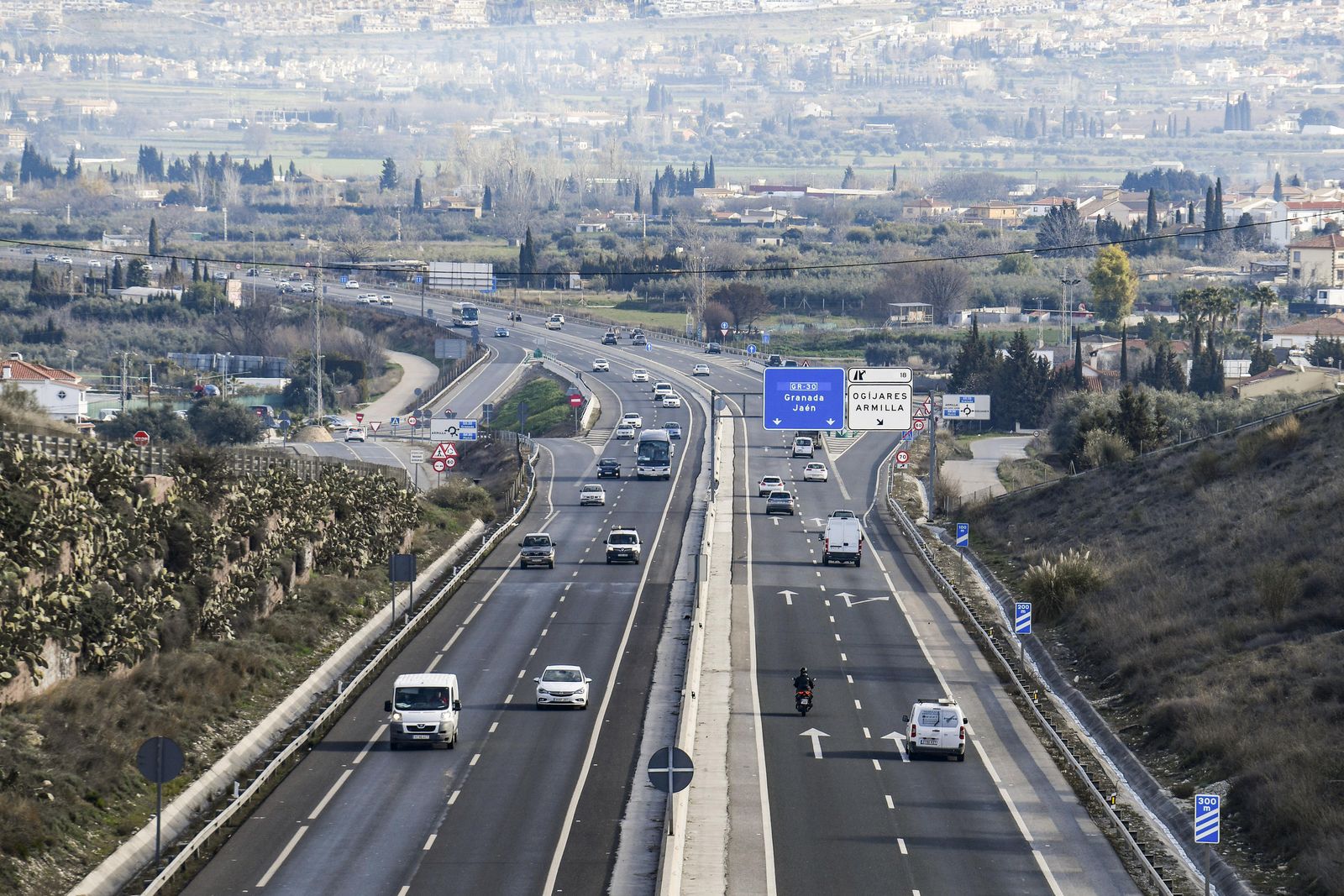 Un camión choca contra un autobús con 60 pasajeros en Granada