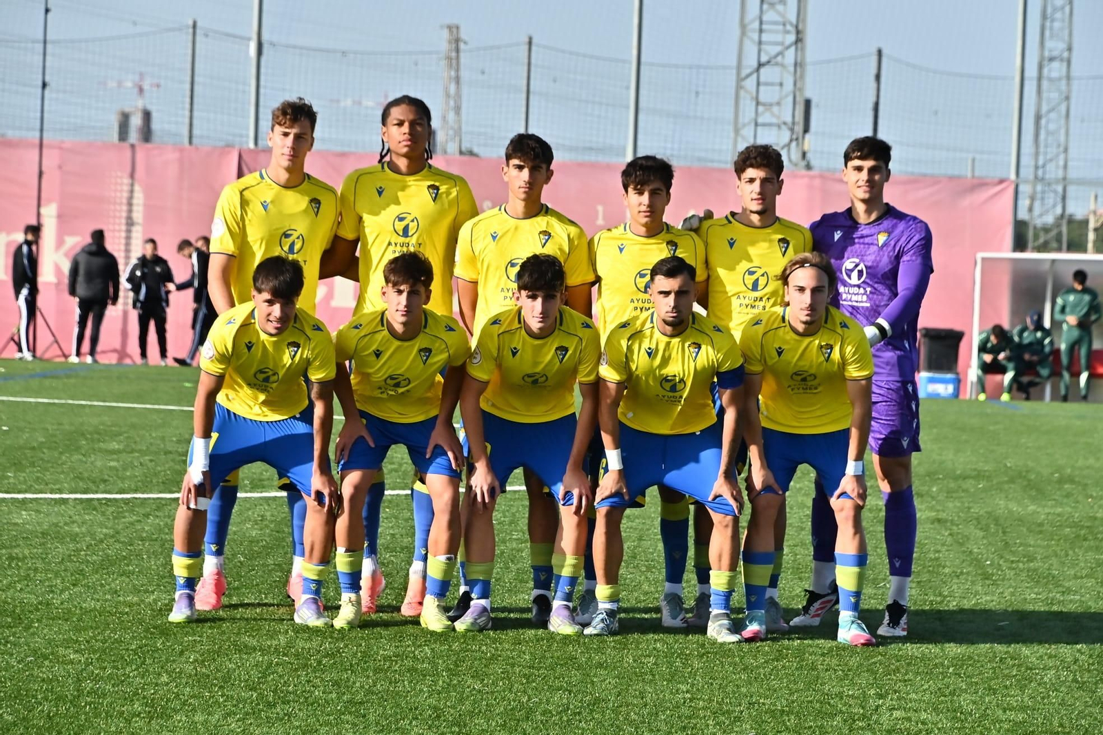 Formación inicial del filial amarillo en la ciudad deportiva sevillista.